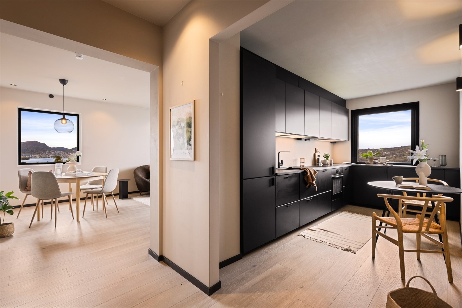 Moderne og stilren kjøkkeninnredning fra 2021, levert av IKEA. Galleribilde