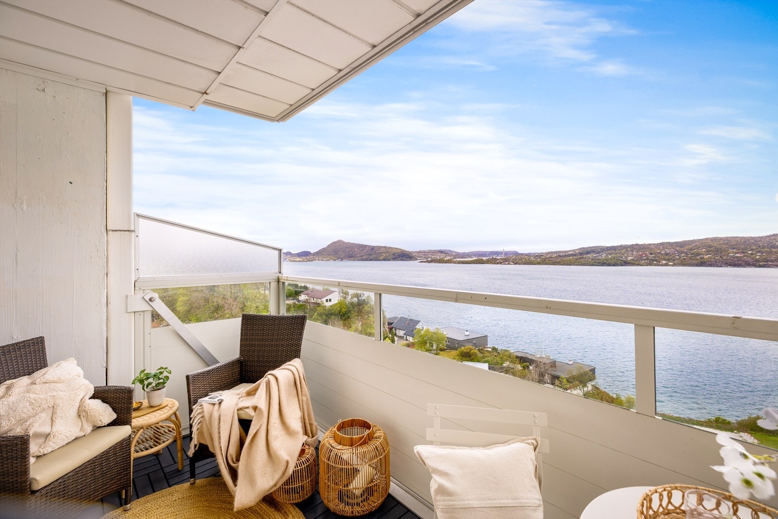 Leiligheten har en fantastisk beliggenhet i byggets 7.etasje med nydelig utsikt over byfjorden, nærområdet og Askøy. Galleribilde