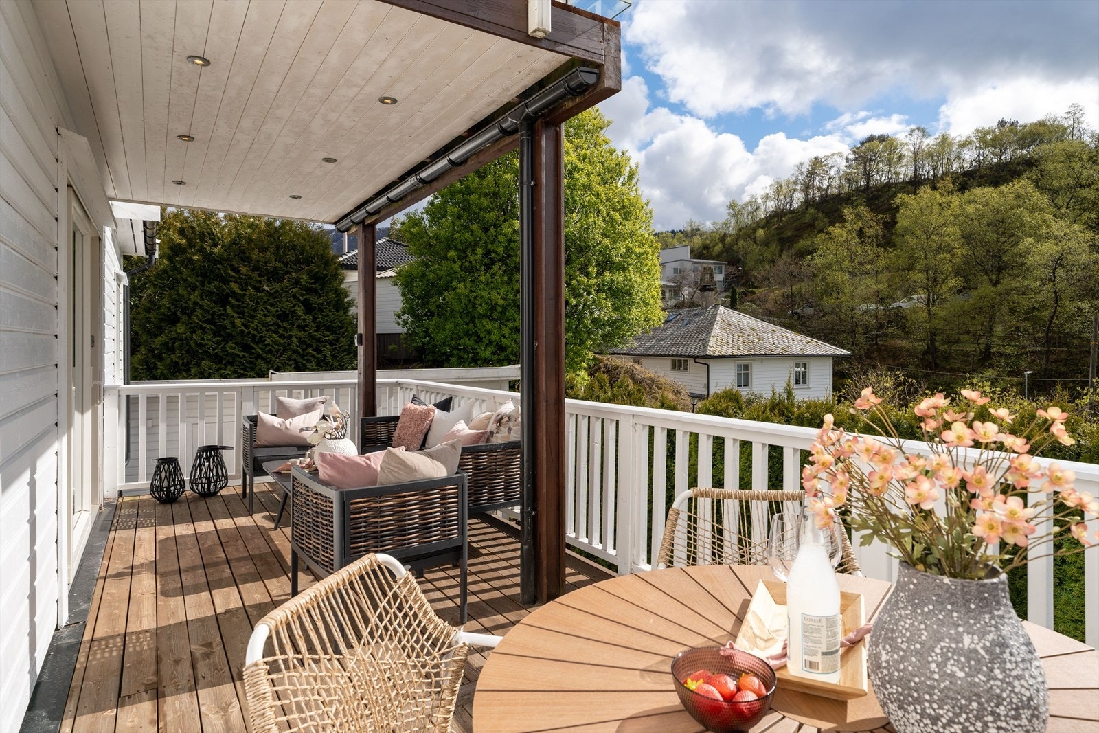 Stor og flott terrasse med delvis overbygg med spotter i. Galleribilde