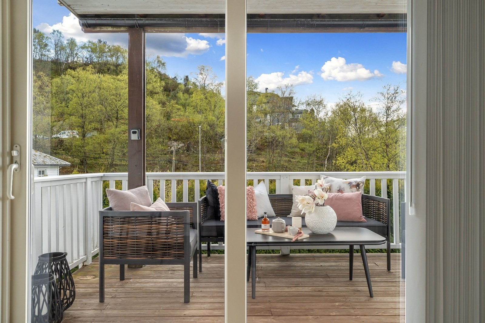 1. etasje: Utgang til flott terrasse med nydelig utsikt Galleribilde