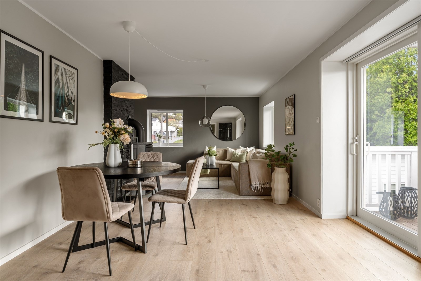 1. etasje: Flott stue med god plass til sofakrok og spiseplass Galleribilde