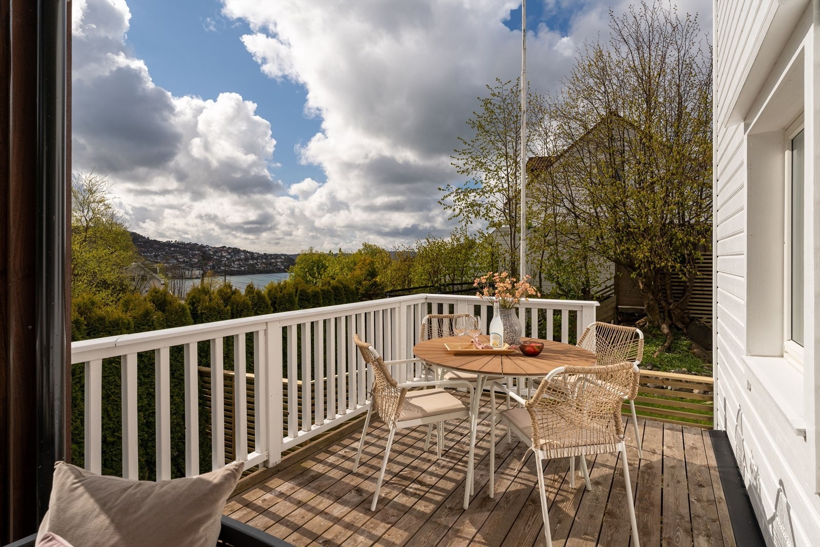 Nydelig terrasse i 1.etasje Galleribilde
