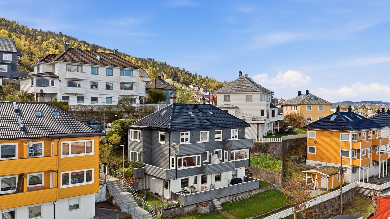 Eiendommen ligger fint til på et høydedrag med tilsvarende bebyggelse i nabolaget. Galleribilde