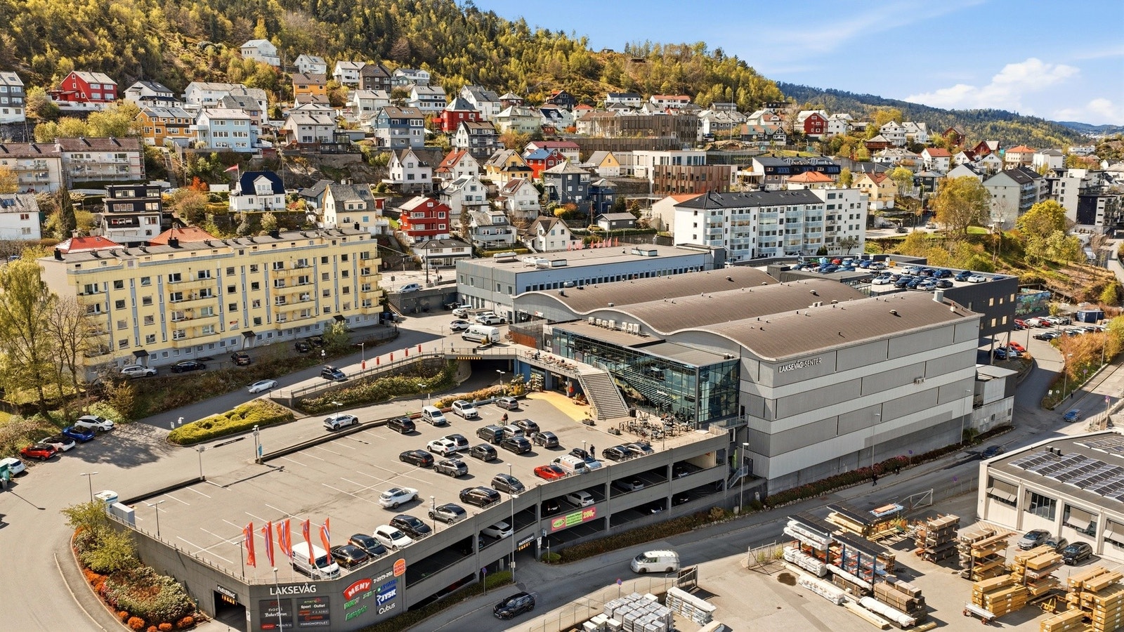 Kort gangavstand til Laksevåg senter. Herfra er det også enkel tilgang til Bergen sentrum, enten via gode kollektivtilbud eller om du hiver deg på sykkelsetet. Galleribilde