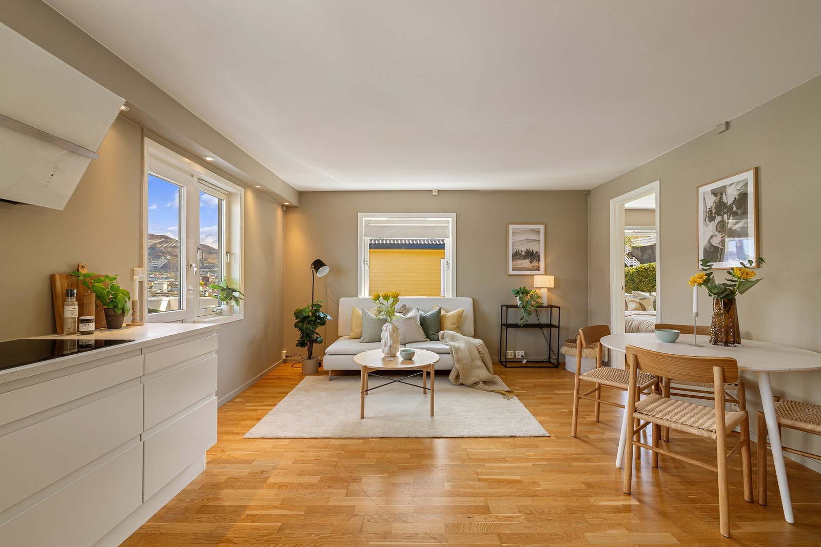 God plass til både sofagruppe og spisebord. Galleribilde