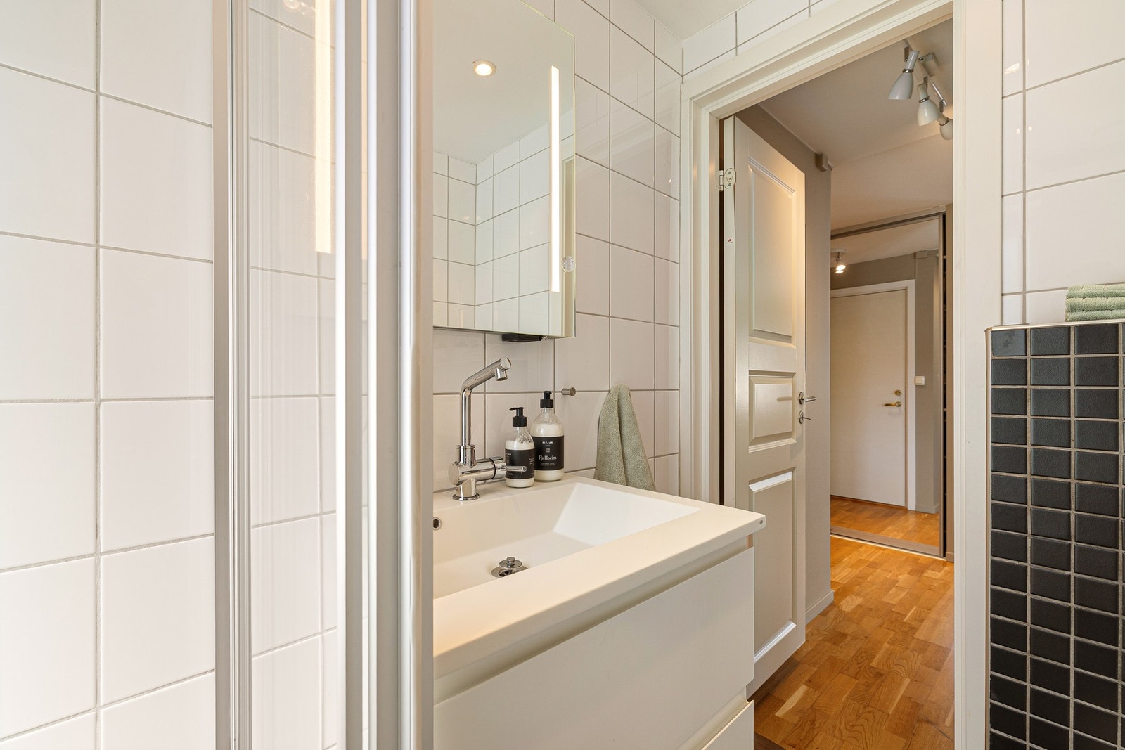 Det er inngang til badet fra entré/gang. Galleribilde
