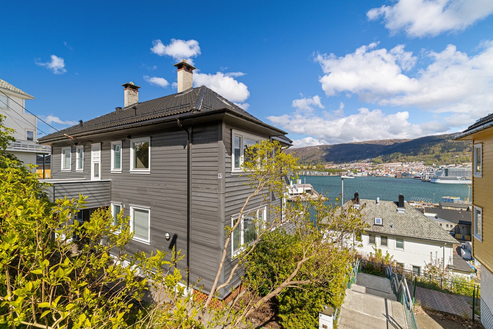 Sameiet består av totalt 5 leiligheter. Det er felles vaskerom i underetasjen hvor hver seksjon kan benytte egen vaskemaskin, samt felles vestvendt altan for beboerne. Galleribilde