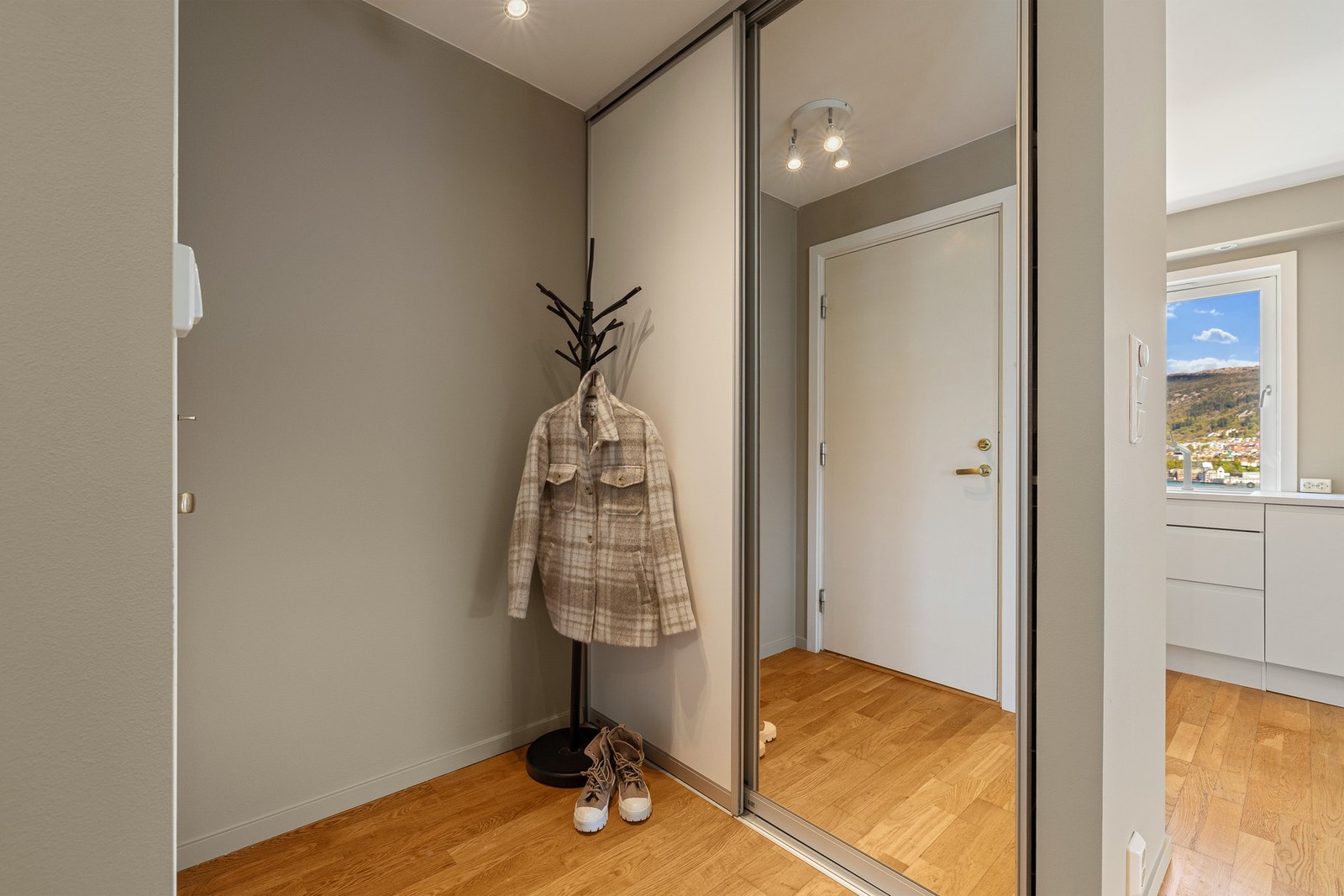 Entré/gang på ca. 5,4 m² med gode oppbevaringsmuligheter i skyvedørsgarderobe. Galleribilde