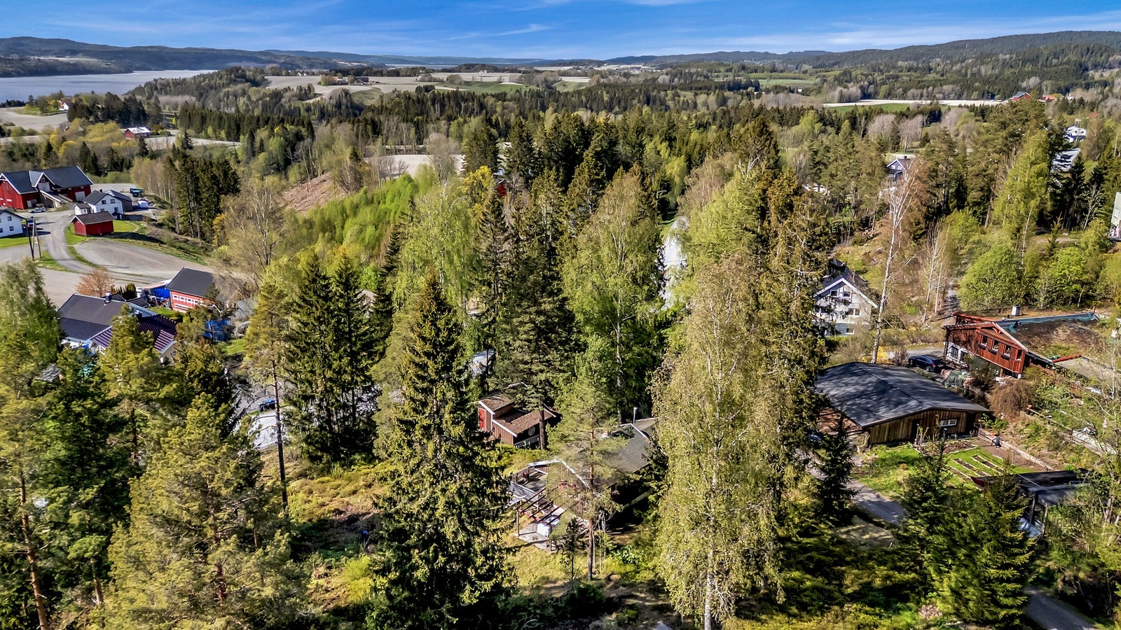 Hytta ligger i et naturskjønt område med utsikt over skogkledde åser og landlige omgivelser. Galleribilde
