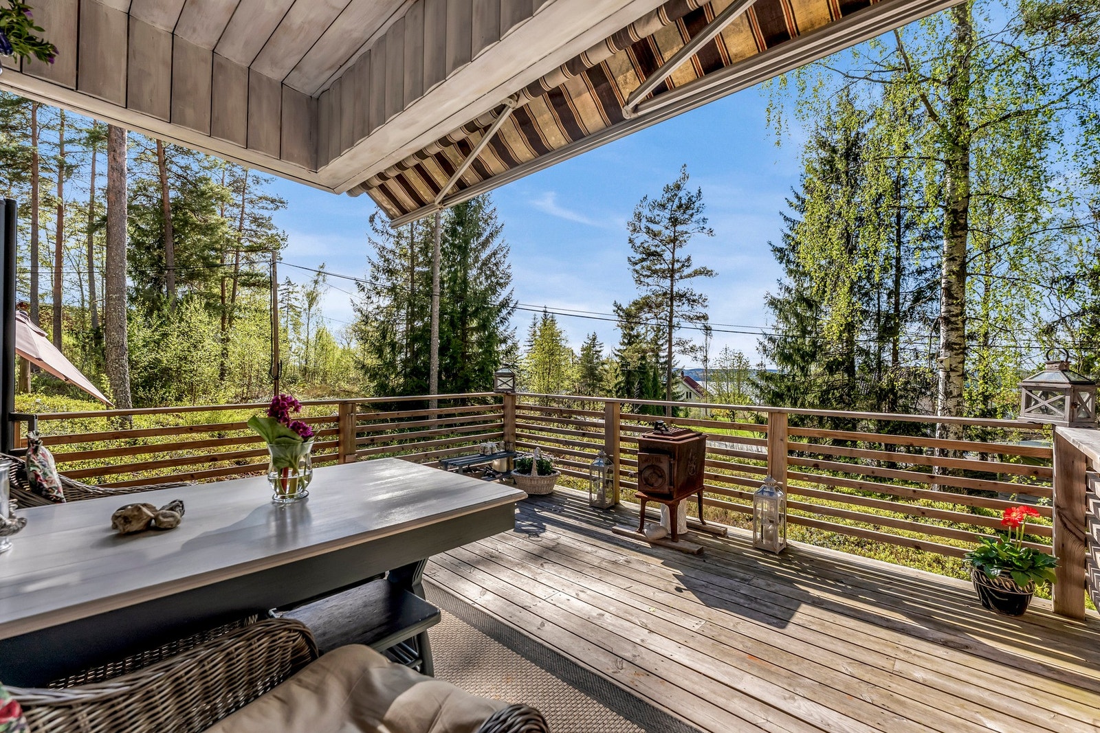 Romslig terrasse med takoverbygg og rekkverk. Galleribilde
