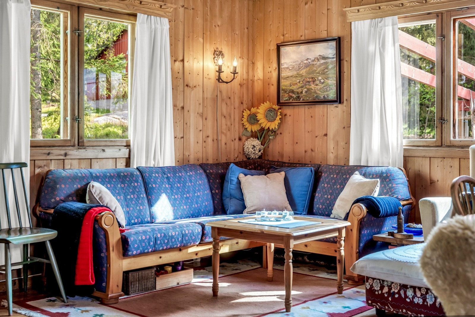 Stue med store vinduer som gir godt lysinnslipp. Galleribilde