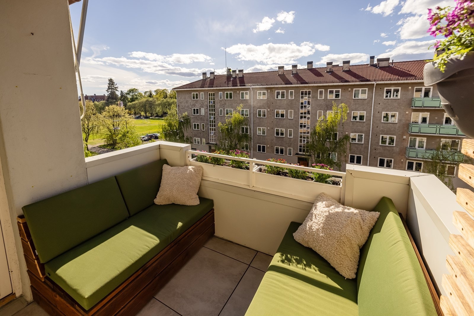 Dette er en romslig toppleilighet med en balkong på 5 m². Balkongen har god plass til en sittegruppe. Selger opplyser også om gode solforhold fra formiddagen til rundt kl. 20 på skyfrie sommerdager. Galleribilde