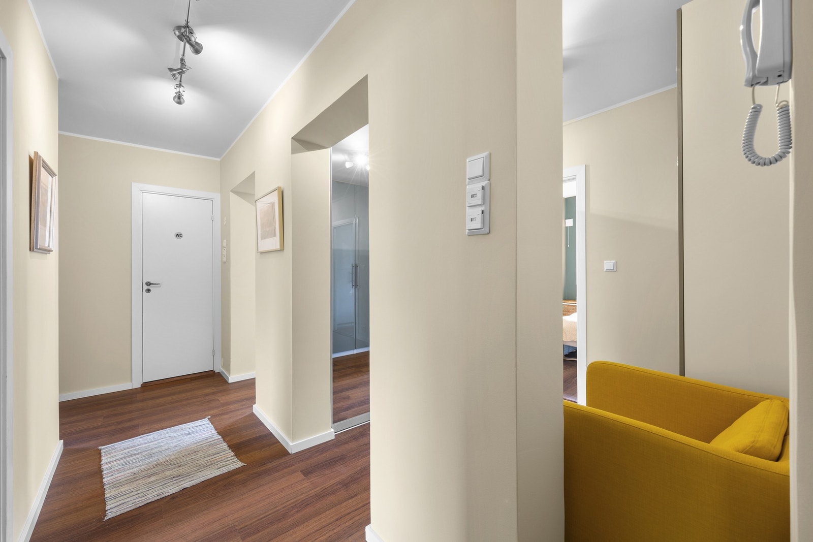 Velkommen inn! Romslig entré med god plass til avheng av yttertøy og sko. Galleribilde