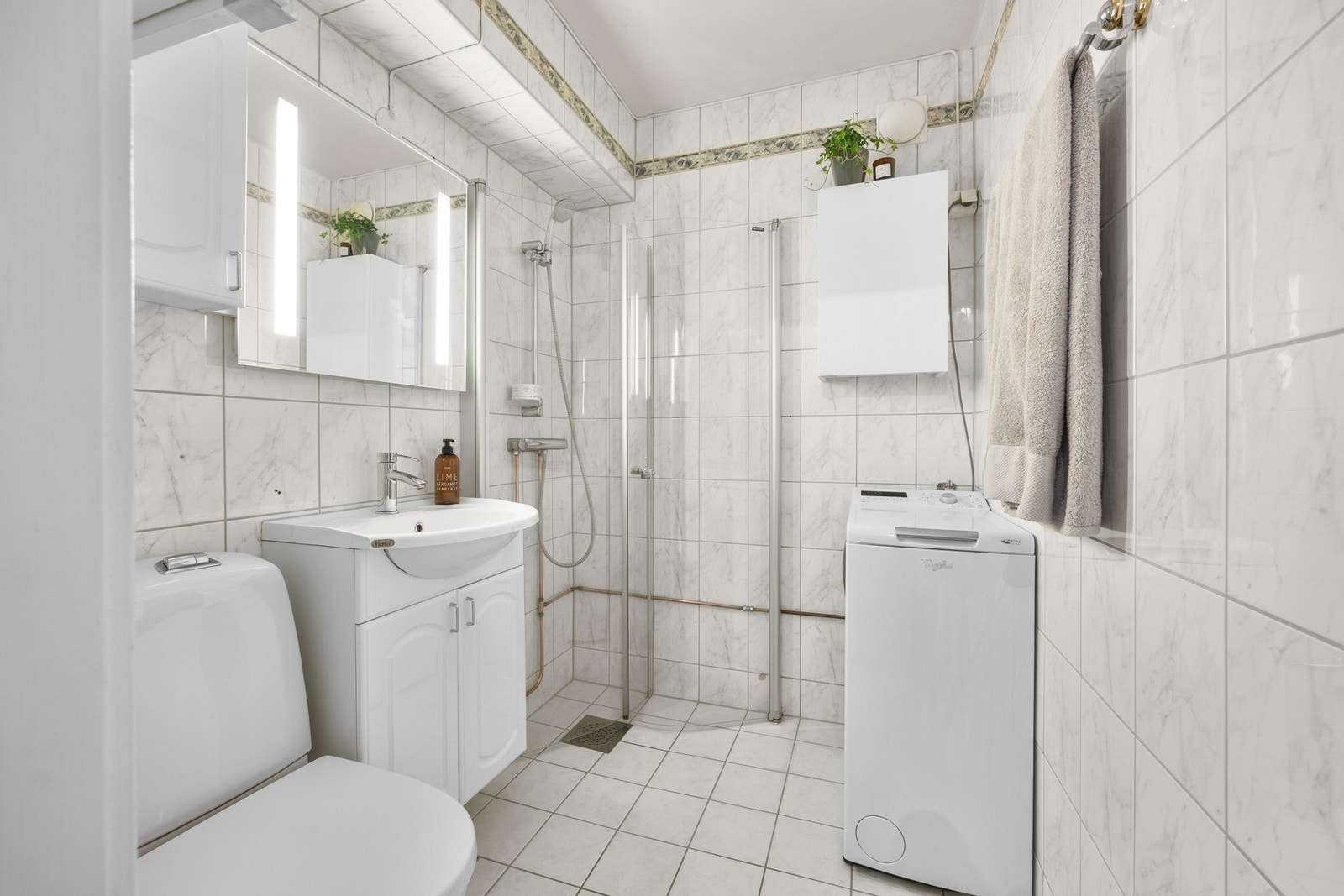 Flislagt baderom med behagelig varme i gulv. Badet ble renovert i 2001 i regi av borettslaget. Galleribilde