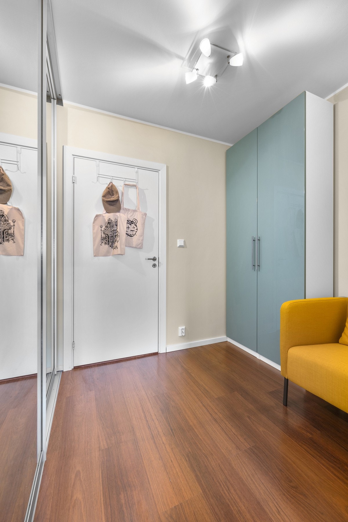 Til høyre for inngangsdøren er det satt opp to store garderobeskap som medfølger salget. Galleribilde