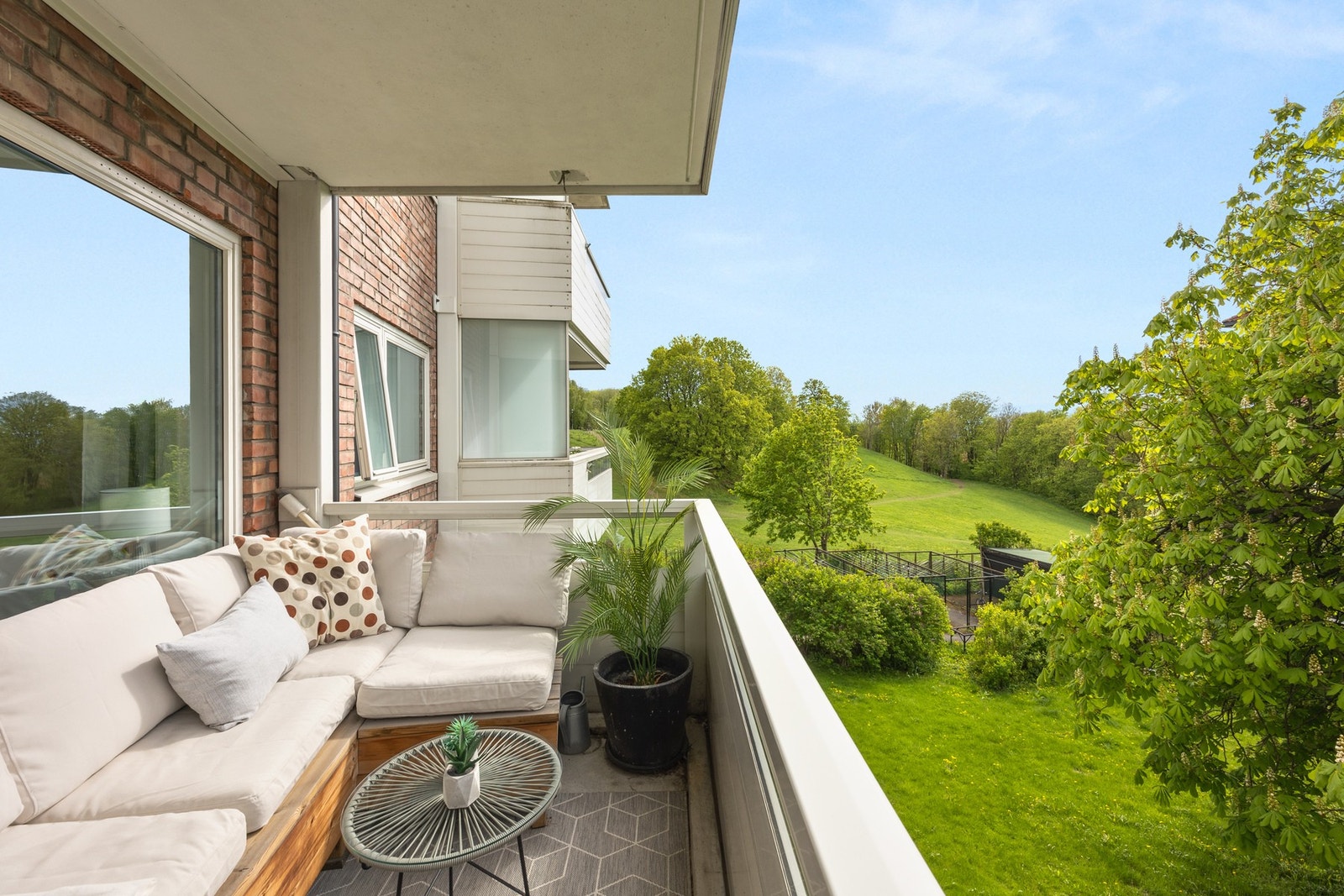 Her er det god plass til sittegruppe, beplantning og grill. Galleribilde