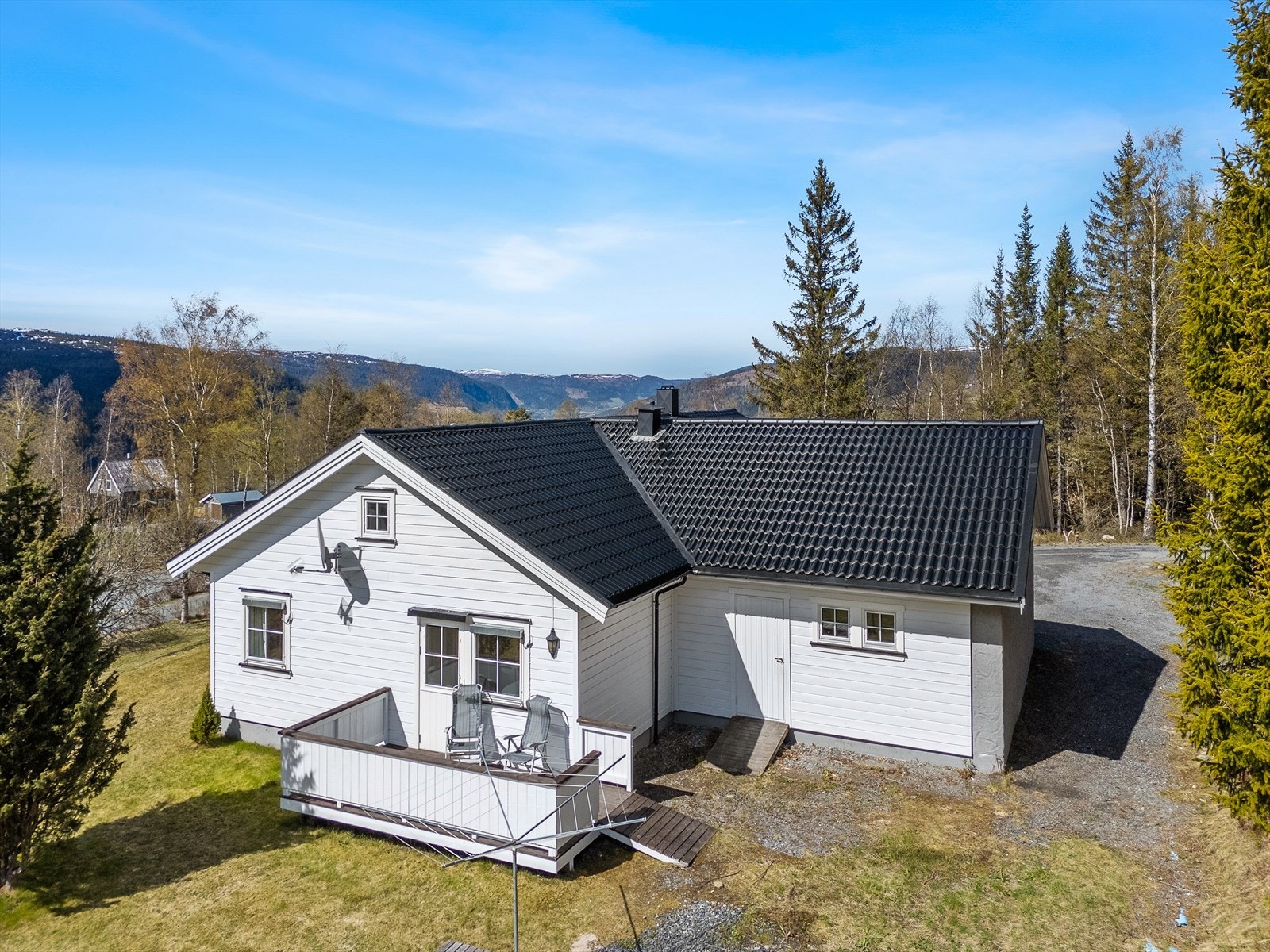 Liten lufteterrasse fra soverom på baksiden. Galleribilde