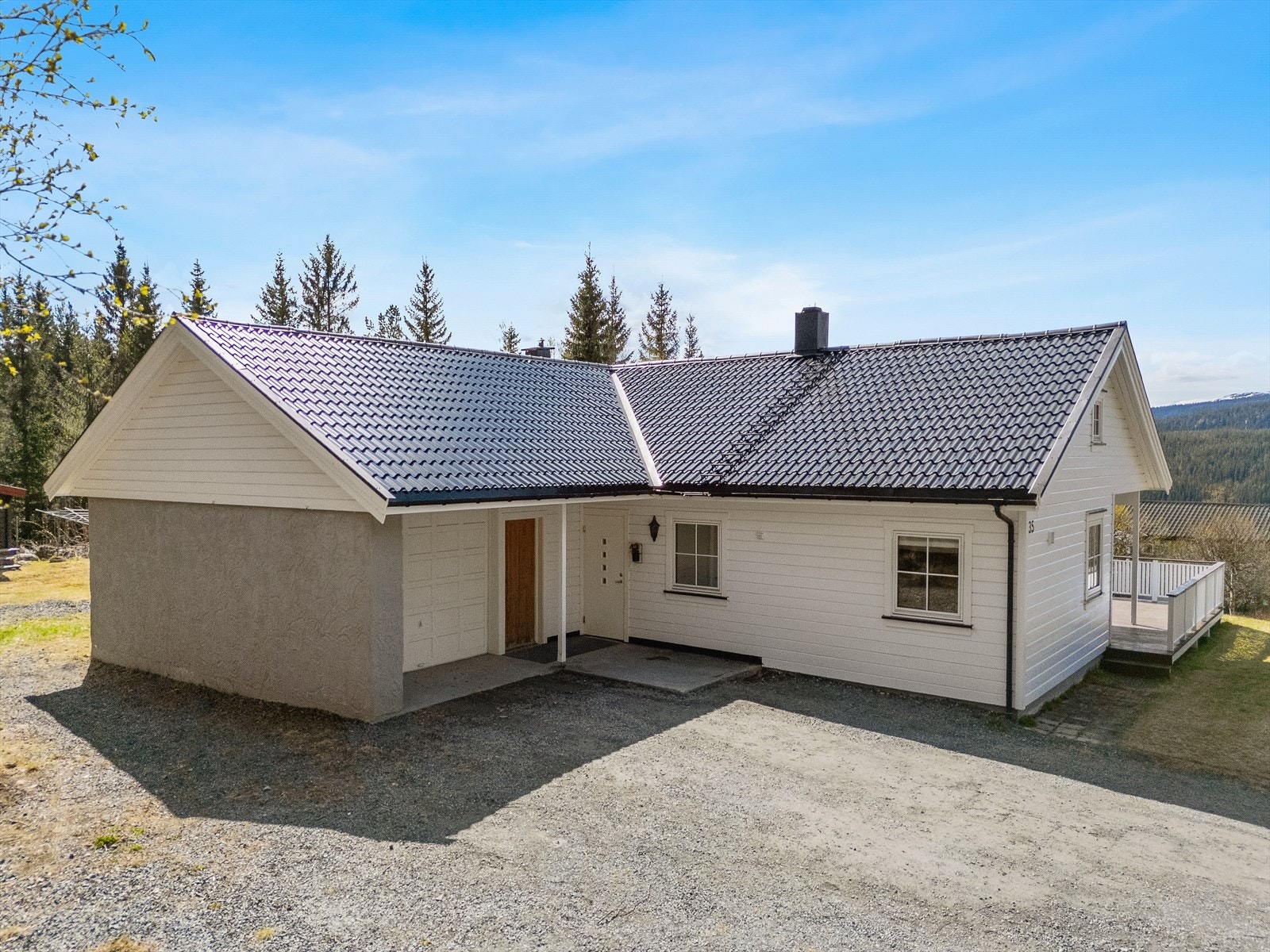 Godt med parkering og romslig gårdsplass. Garasje Galleribilde