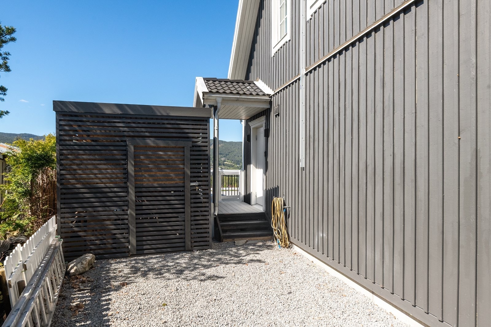 På eiendommen er det en frittstående bod for ekstra lagringsplass. Galleribilde