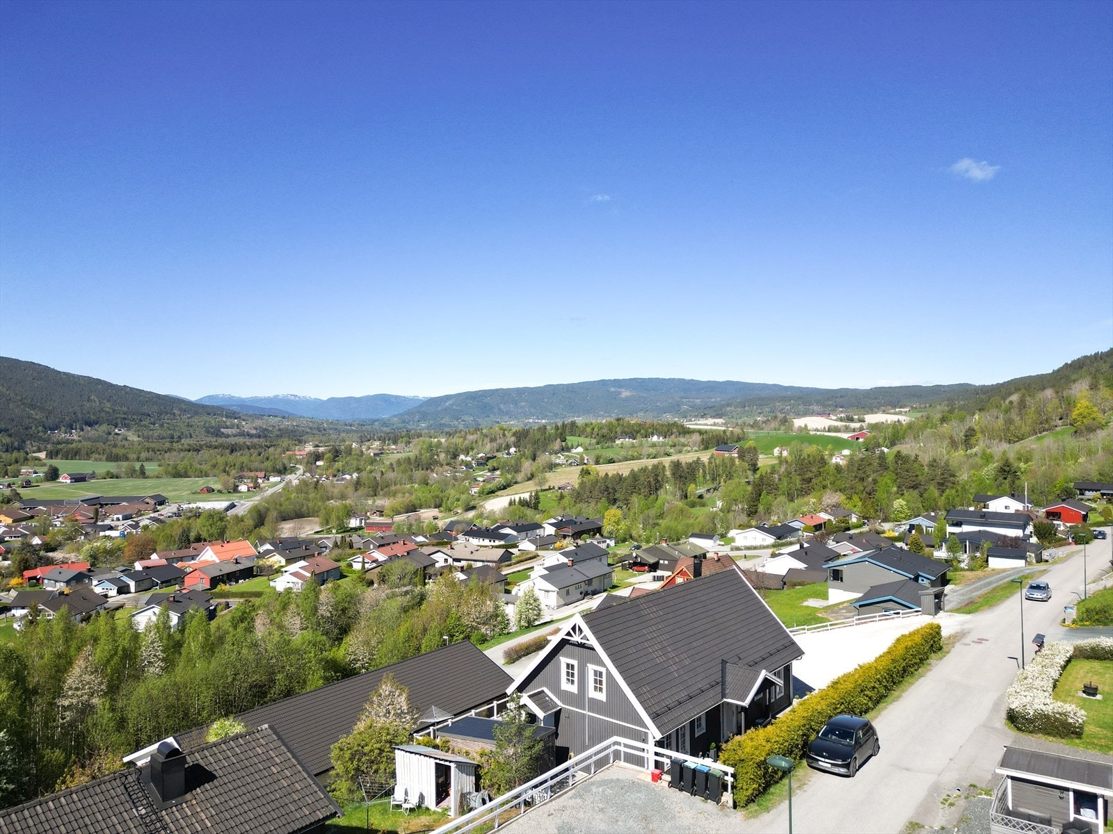 Fra eiendommen er det kort vei til både barnehager og skoler, inkludert Heddal ungdomsskole kun 1,1 km unna. Galleribilde