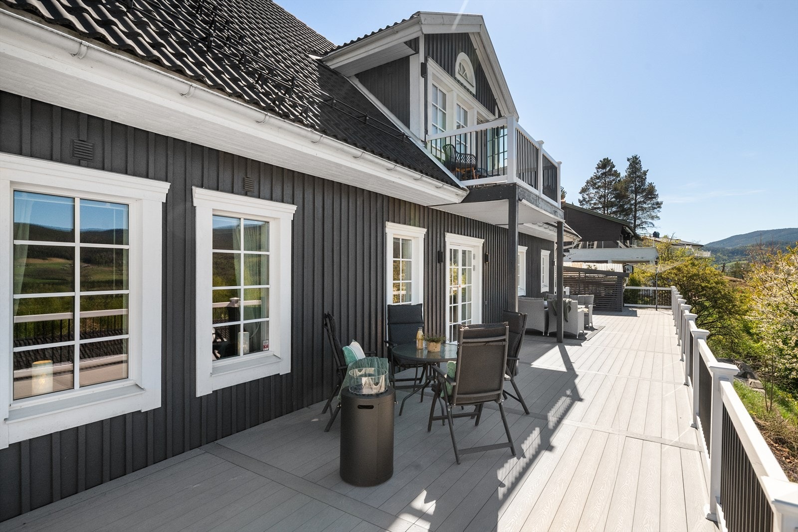 Den store uteplassen har dekke av kompositt terrassebord, lagt i 2025. Galleribilde