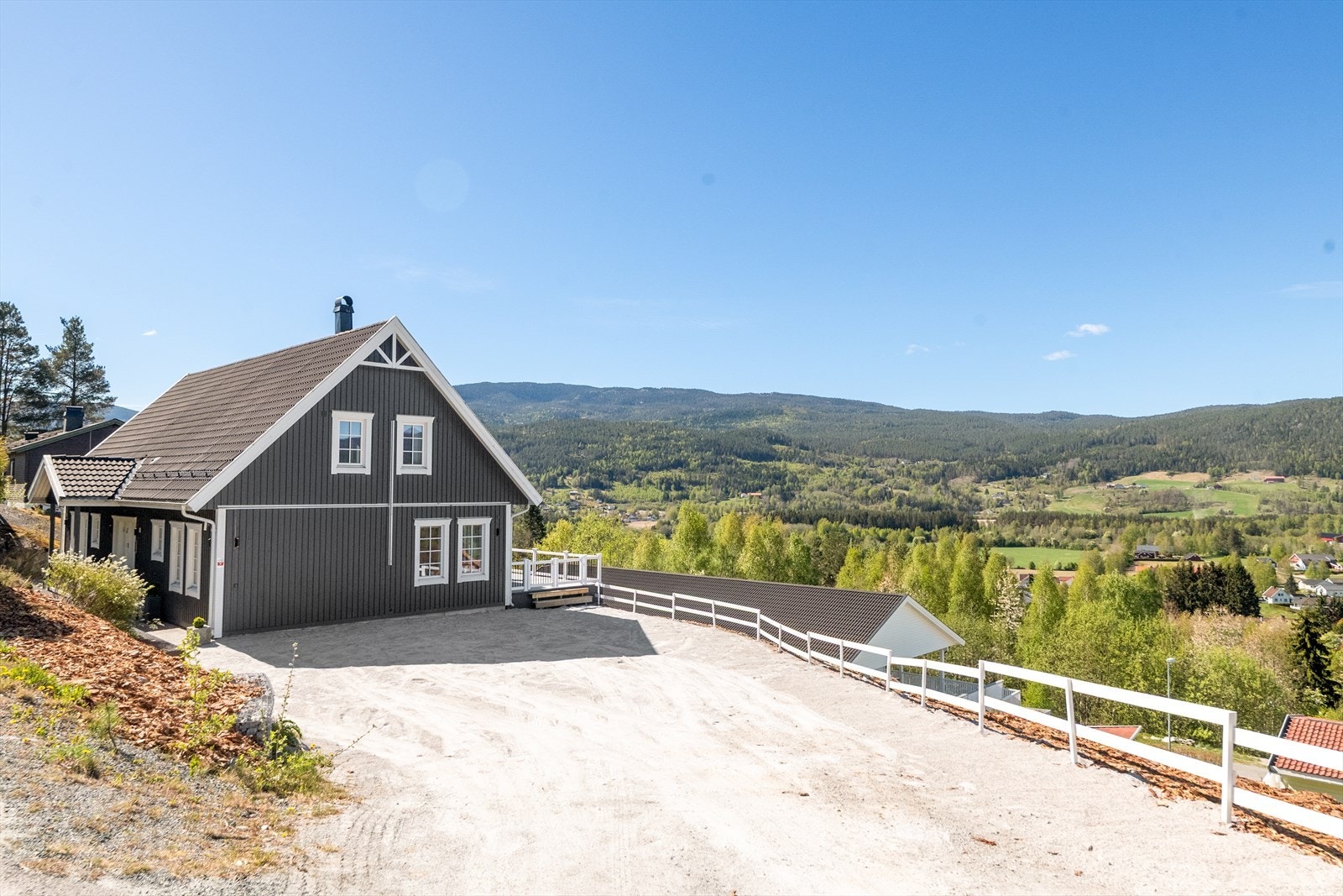 Tomten skråner mot vest, noe som bidrar til den gode utsikten. Galleribilde