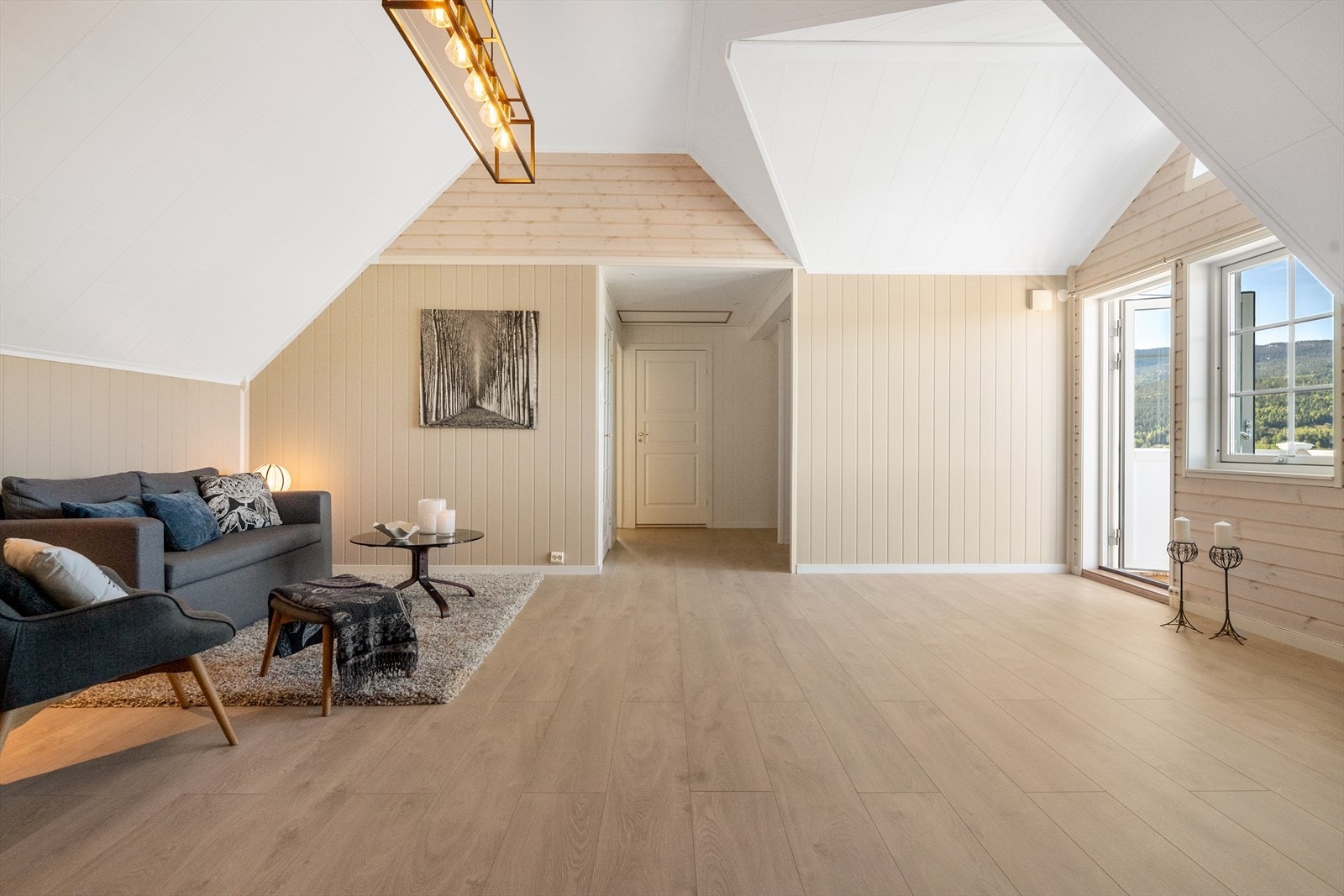 Loftstuen har laminat på gulvet, vegger med MDF-panel og utgang til en egen luftebalkong. Galleribilde