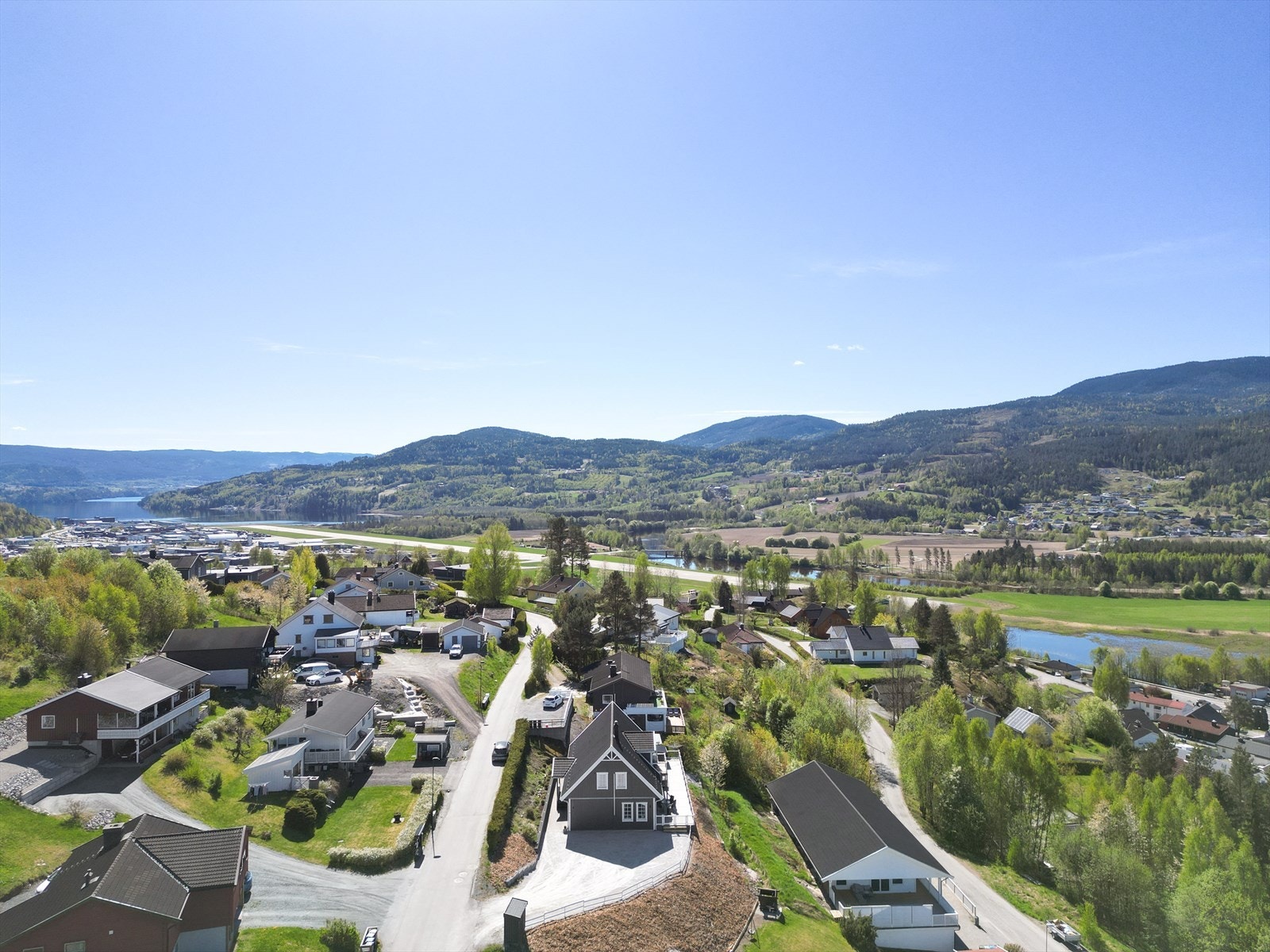 Notodden sentrum, med alle sine servicetilbud, butikker og togstasjon, ligger omtrent fem kilometer unna. Det er også bussholdeplass ved Larskåsvegen, bare et par hundre meter fra boligen. Galleribilde