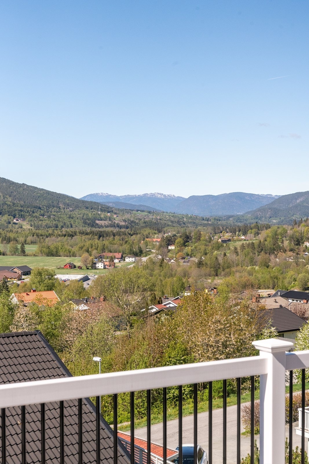 Utsikt mot de omkringliggende fjellene. Galleribilde
