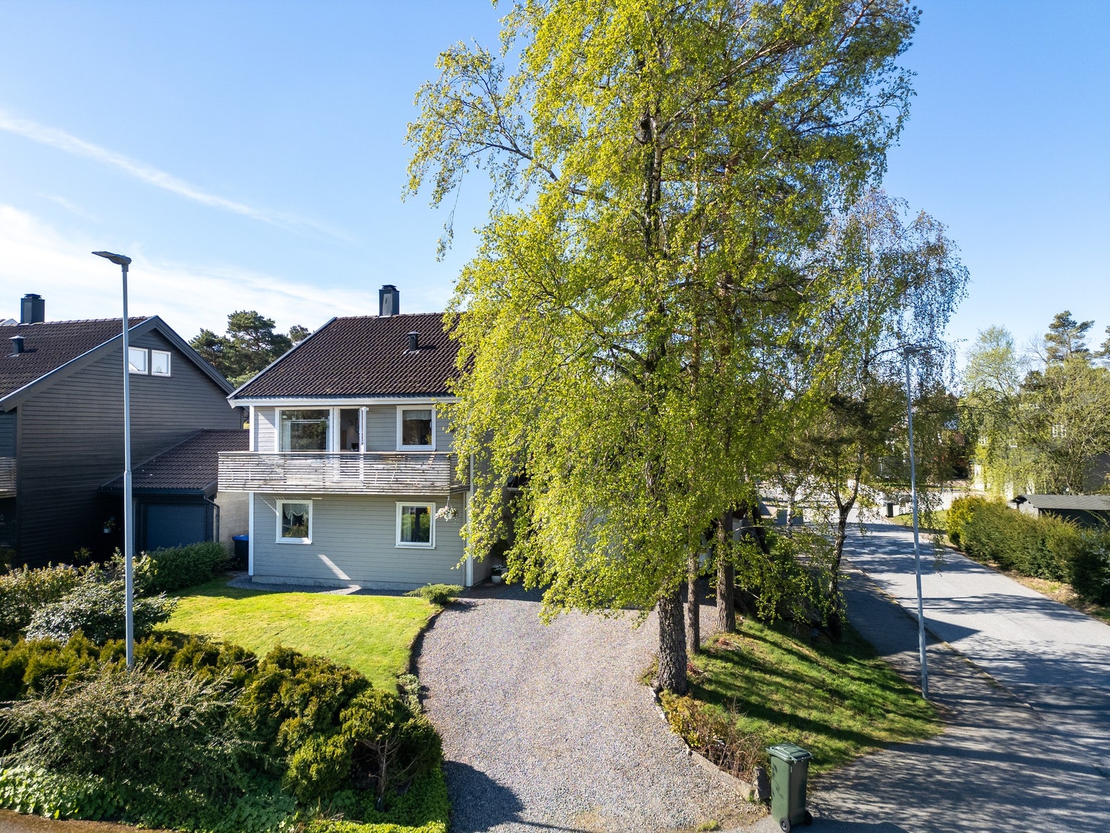 Tomten er akkurat passe stor nok til at du gir barna gleden av plass til trampoline i hagen, Galleribilde