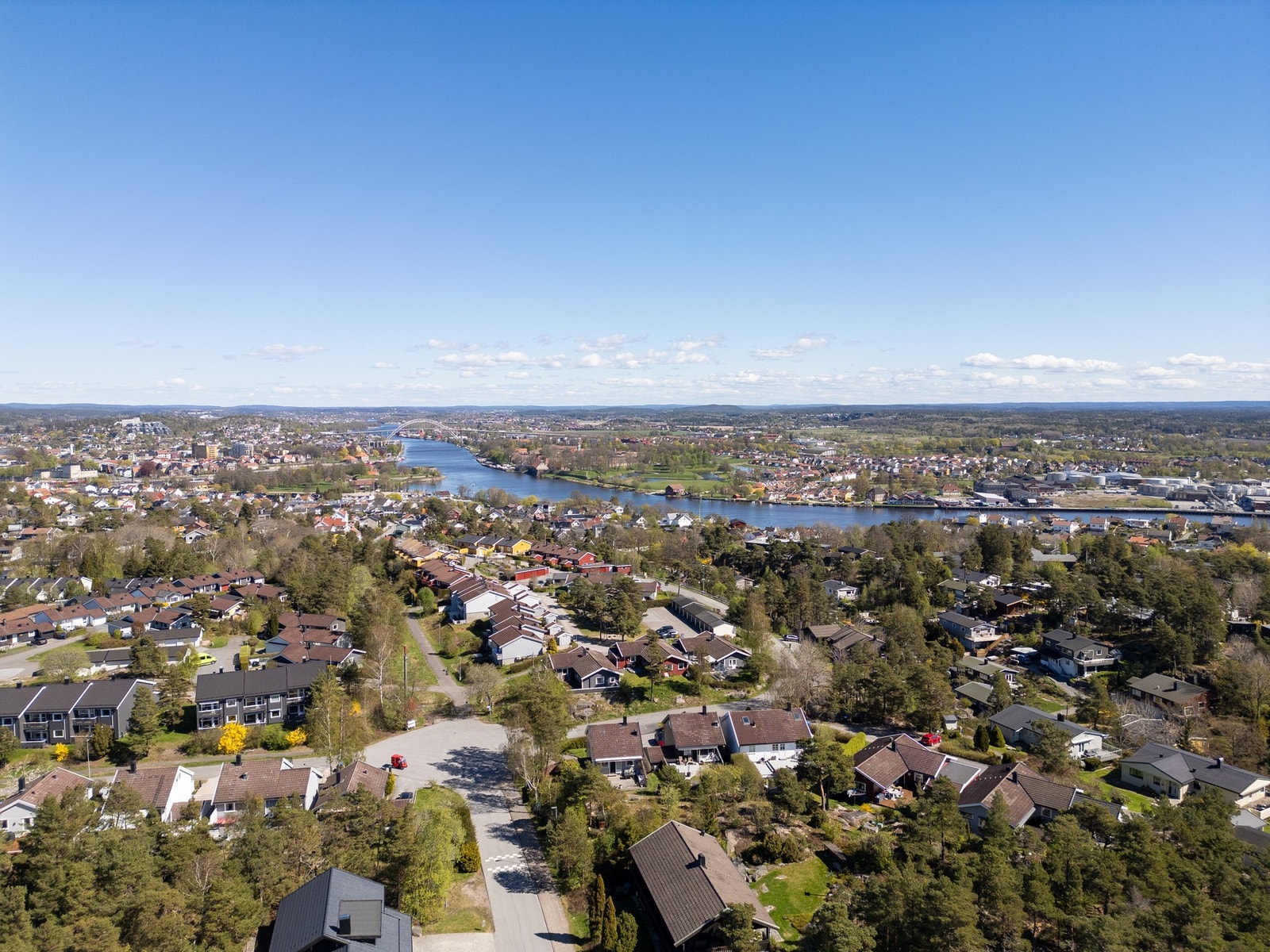 Svenskeberget ligger ca. 3 km fra sentrum med fin sykkel og gangavstand til byen, naturen og vannet rundt Kråkerøy. Galleribilde