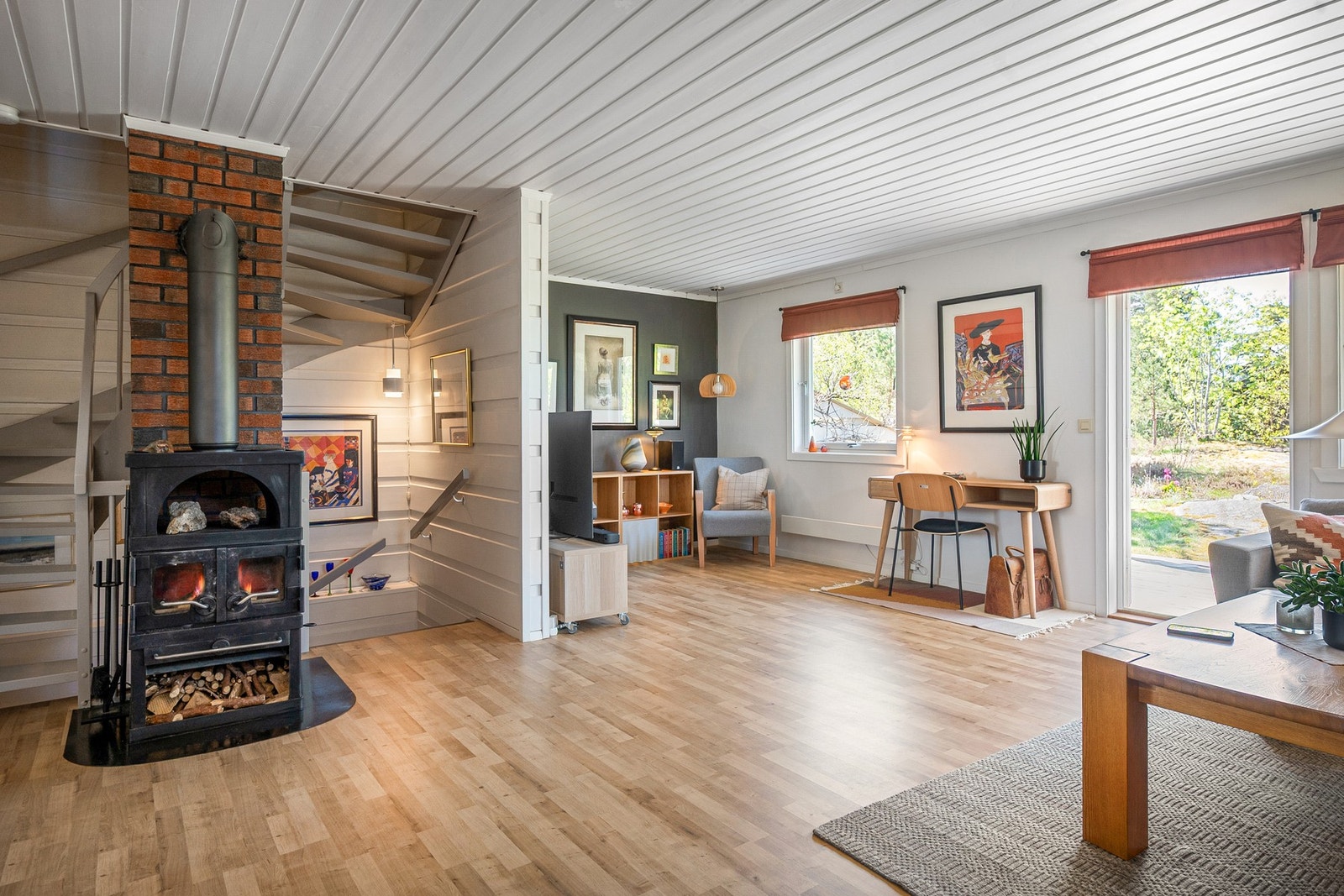 Stuen oppleves som et hyggelig oppholdsrom, fritt for innsyn, med naturlig lysinnslipp og god plass til både sittegruppe. Galleribilde