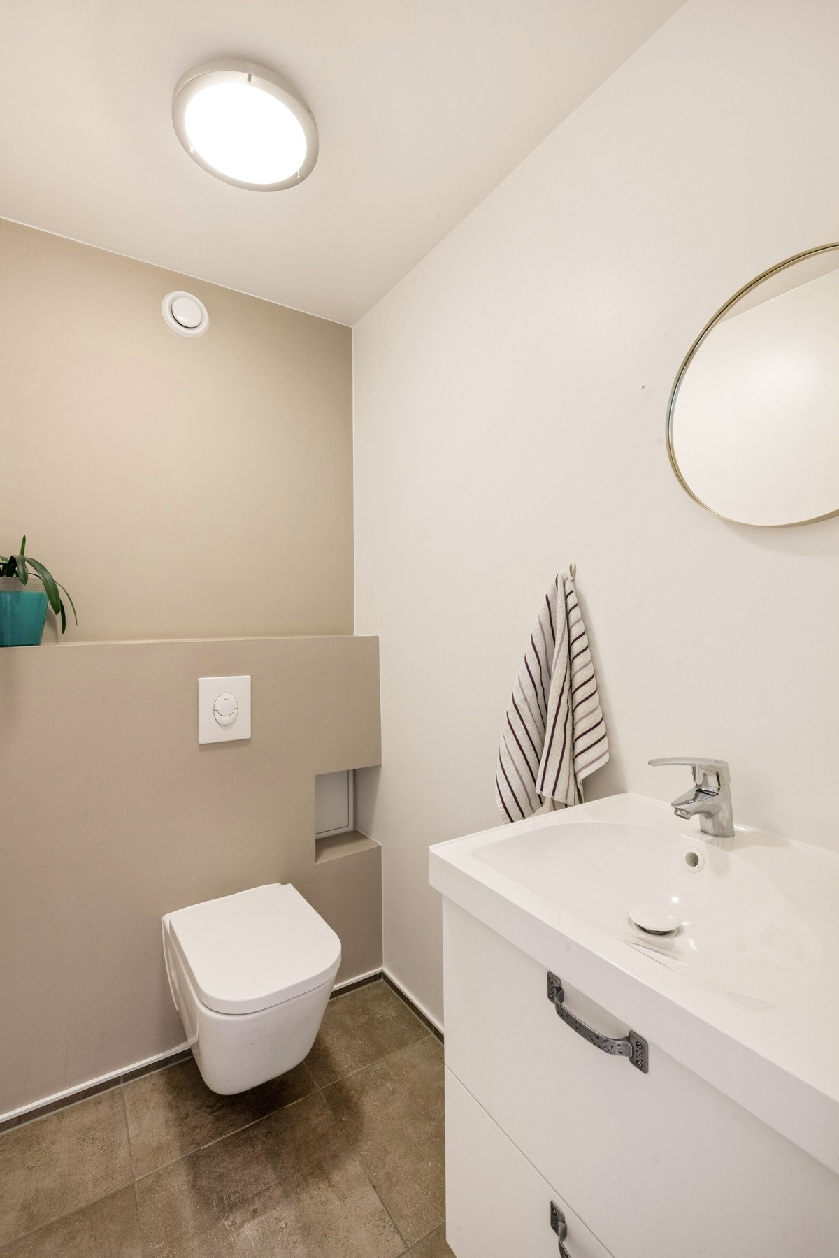 Leiligheten har et ekstra WC med servant, som er meget praktisk når hele familien skal gjøre seg klar på kort tid. Galleribilde