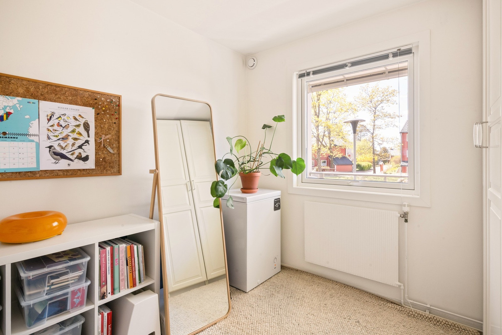 Soverom 3 vender ut mot balkongen. Galleribilde
