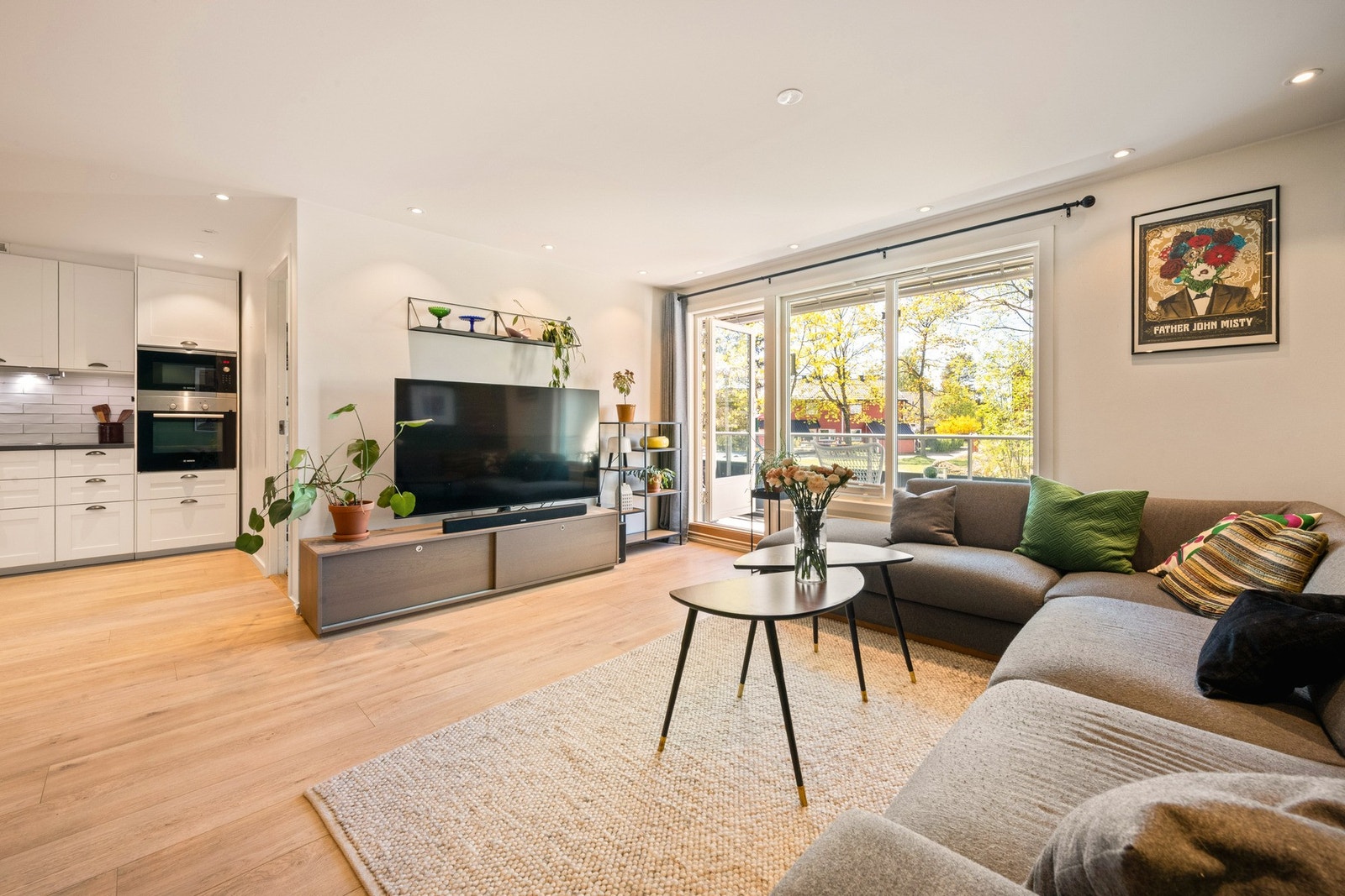 Lys og luftig løsning med utgang til overbygd balkong. Galleribilde
