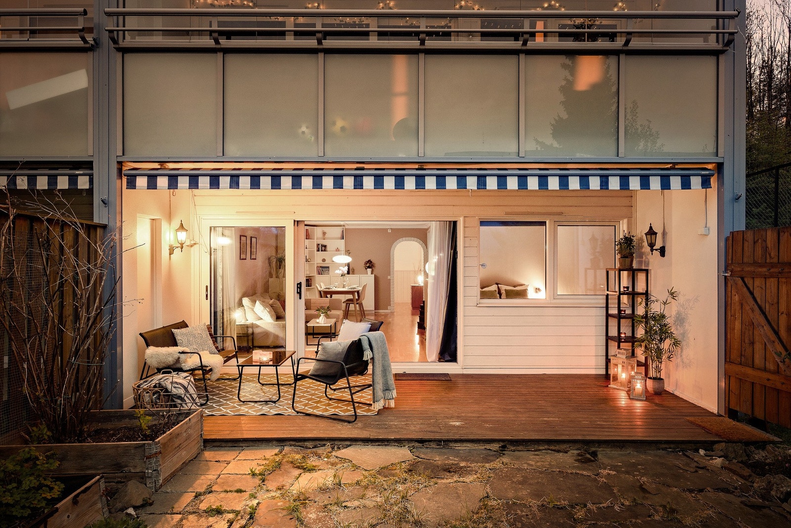 Uteplassen er fantastisk på varme sommerdager. Her kan man sitte lenge og hygge seg. Galleribilde