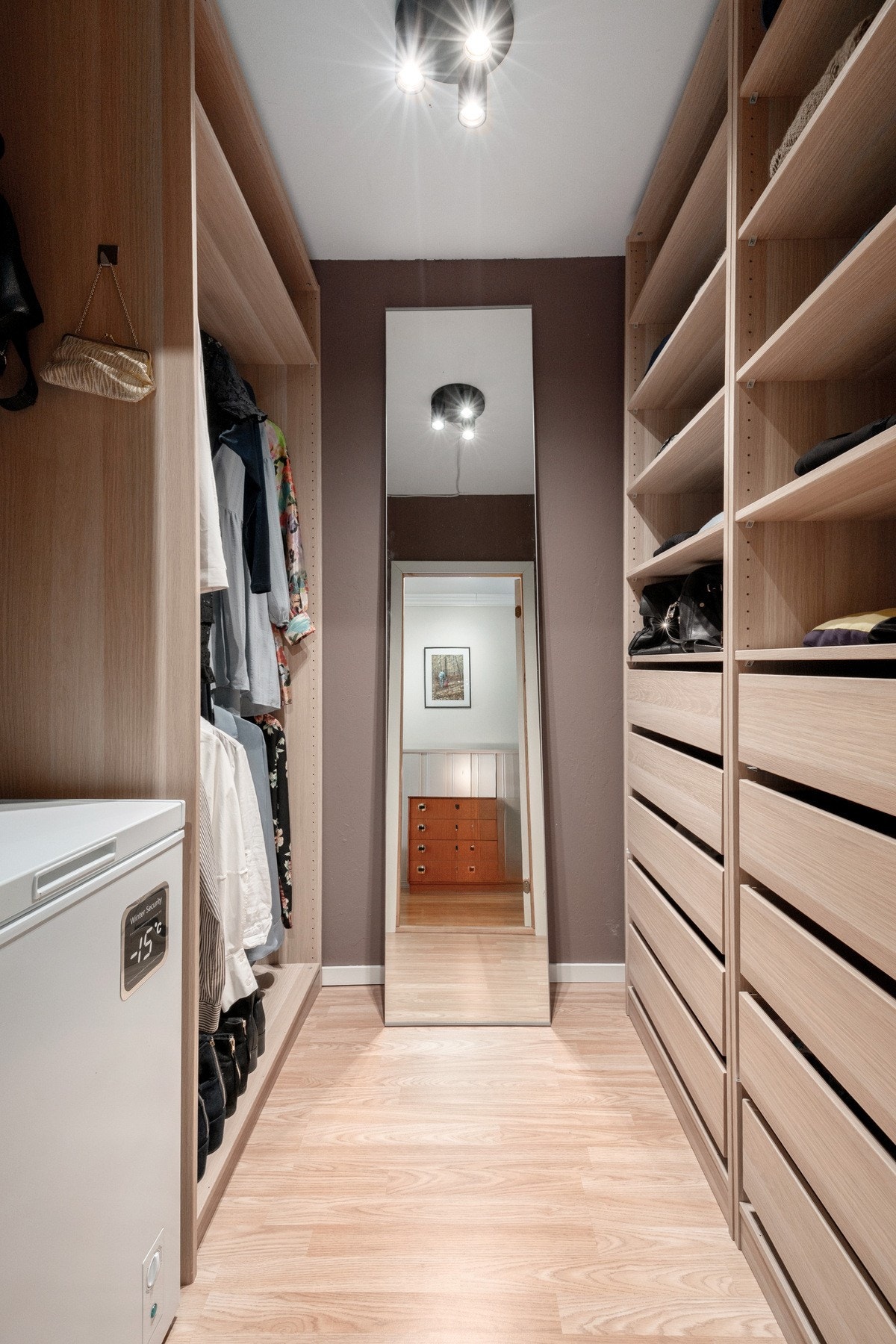 I tilknytning til entréen er det en innvendig bod, i dag innredet som walk-in-closet. Galleribilde