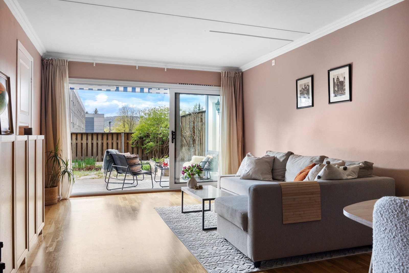 Her er det store vindusflater som slipper inn rikelig med naturlig lys og skaper en luftig og behagelig atmosfære. Galleribilde