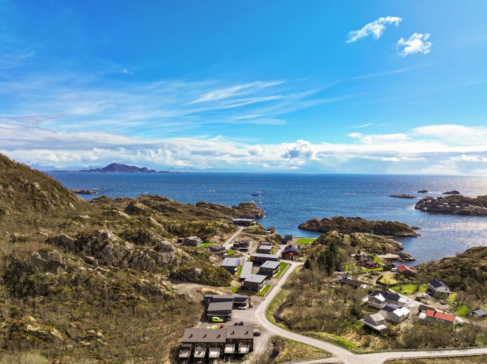 Her bor man med fjellet i ryggen og havet en kort spasertur unna, noe som gir rike muligheter for friluftsliv. Galleribilde