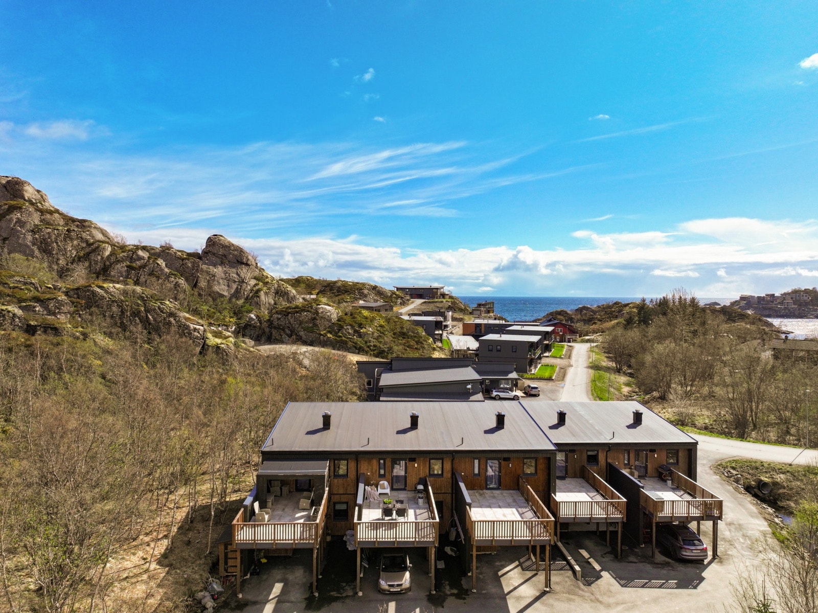 Eiendommen har en attraktiv og sentral beliggenhet i det etablerte og familievennlige boligområdet Åvika, i utkanten av Kabelvåg sentrum. Galleribilde