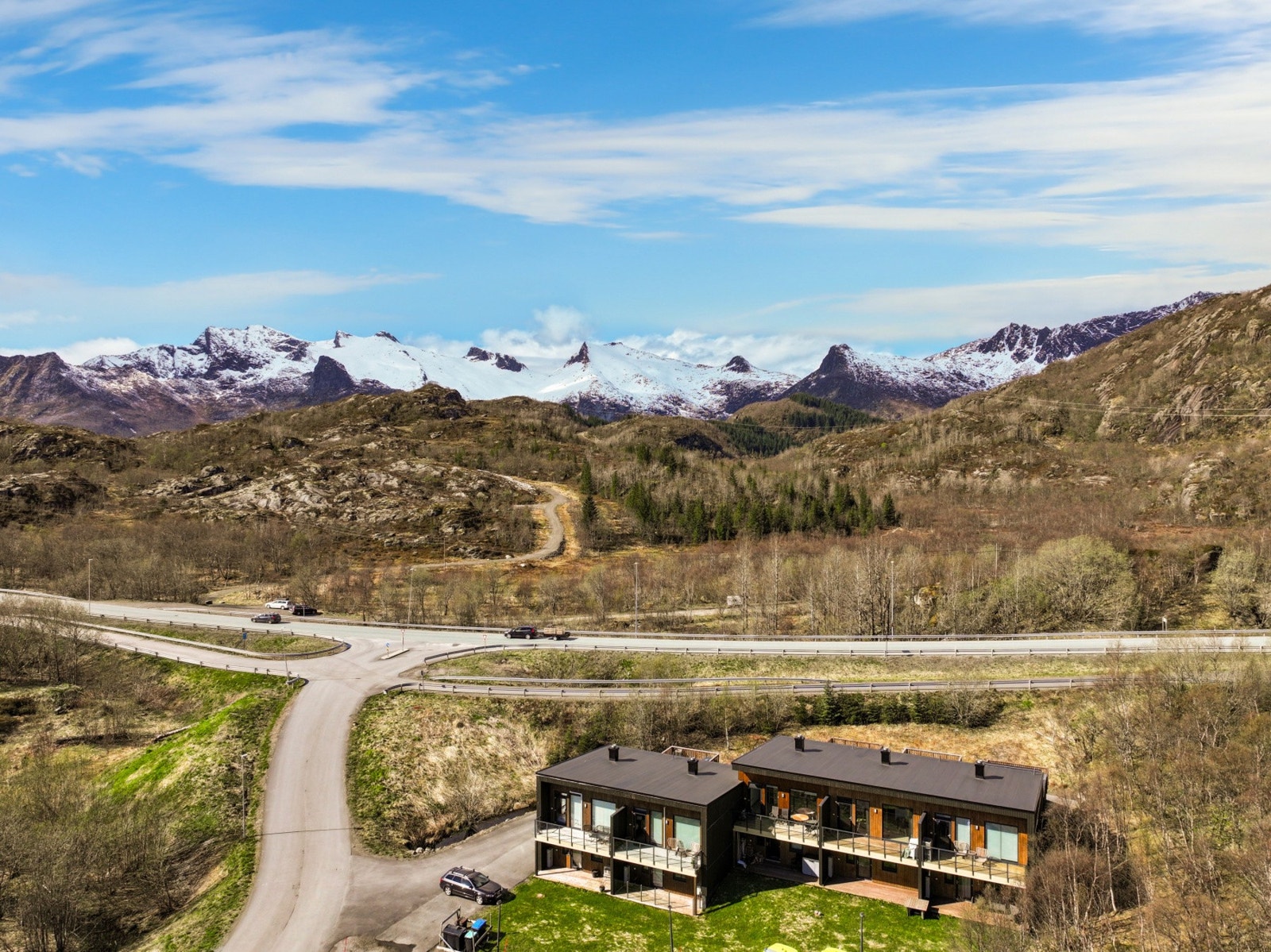 Fra boligen er det gangavstand til bussholdeplassen 'Åvika', ca. 300 meter unna, med forbindelser mot både Svolvær og resten av Lofoten. Galleribilde