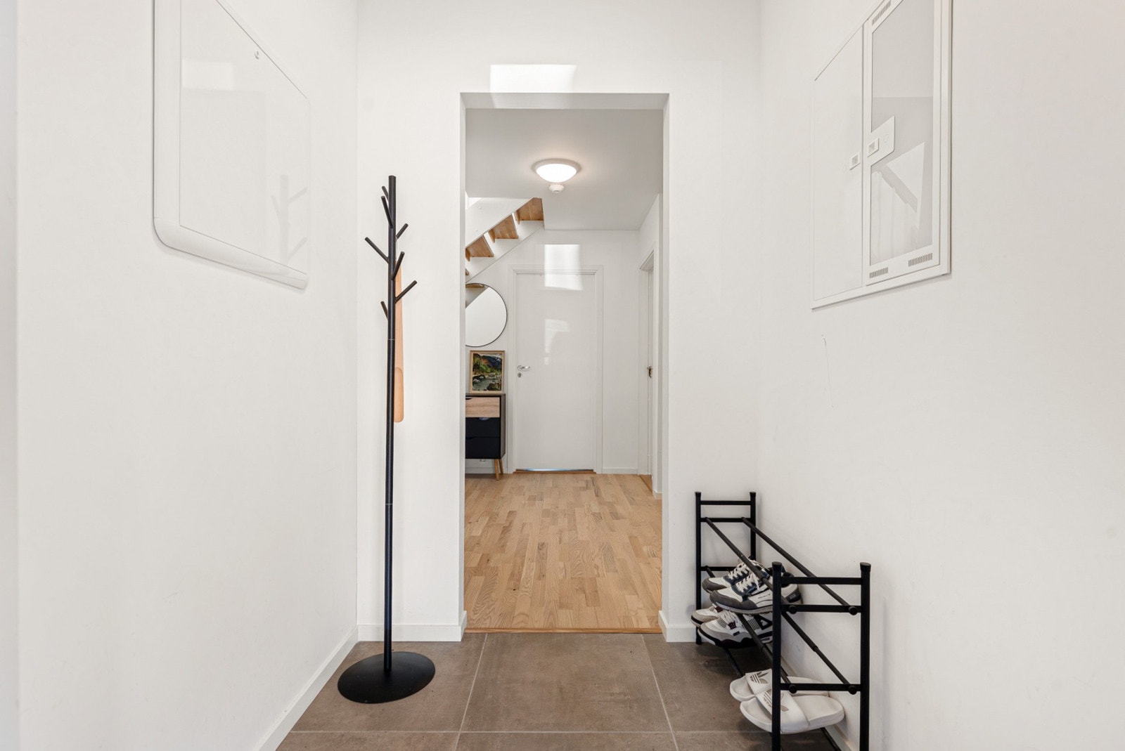 Her er det fine muligheter til å sette fra seg sko og henge fra seg klær. Galleribilde