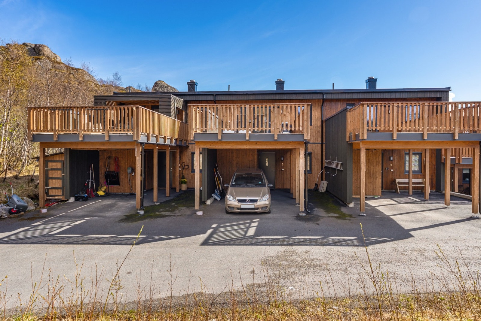 Til boligen hører det med en praktisk carport som gir ly for bilen året rundt. Galleribilde