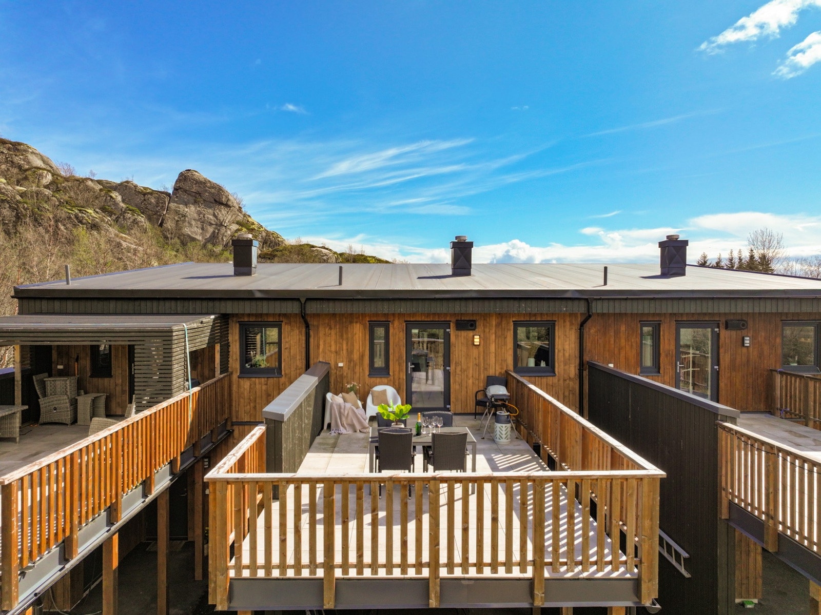 Området er kjent for sitt rolige og barnevennlige miljø, med umiddelbar nærhet til storslått natur som Lofoten er kjent for. Galleribilde