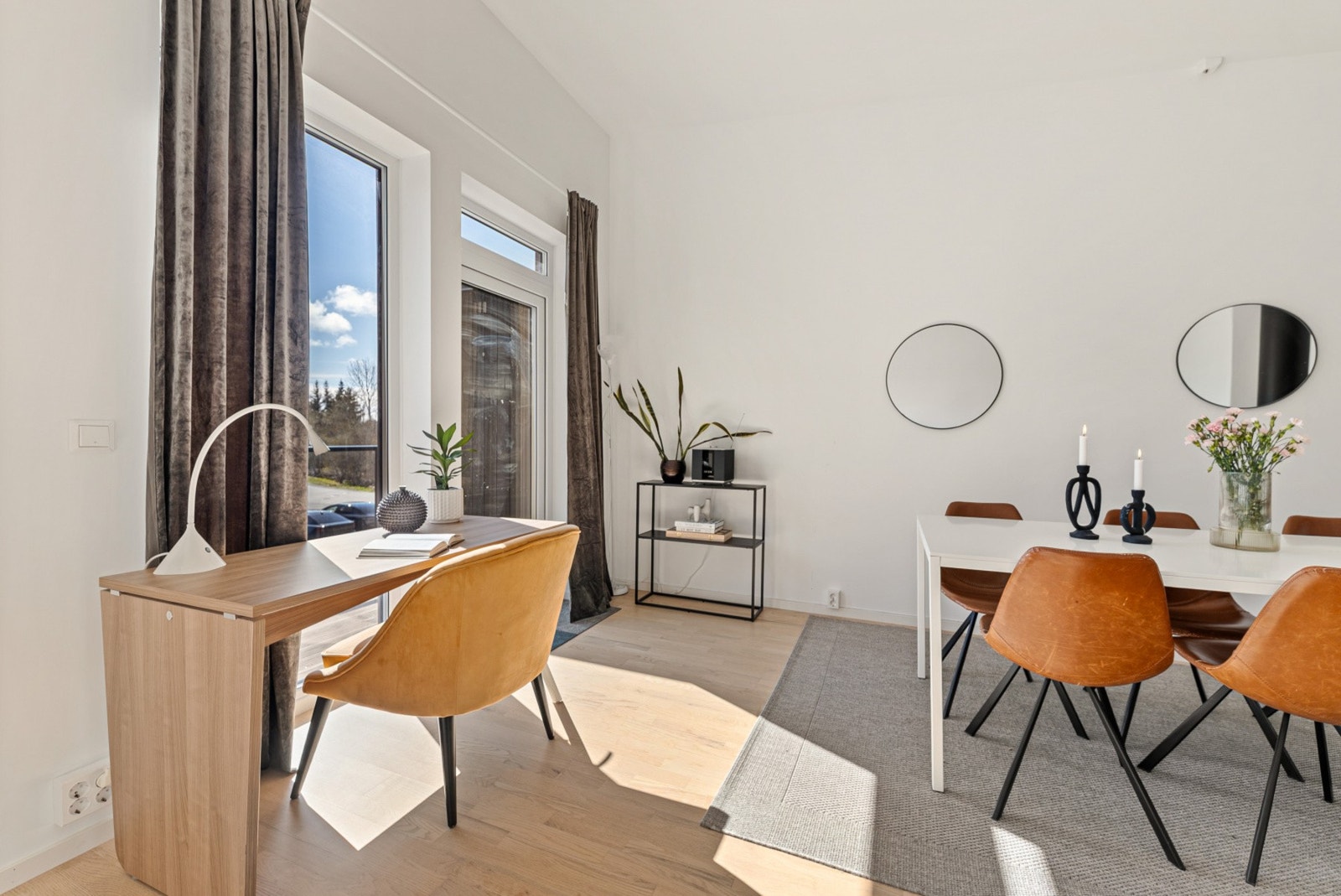 Stuen er romslig og lett å møblere, med god plass til både en komfortabel sofagruppe og et stort spisebord hvor familie og venner kan samles. Galleribilde