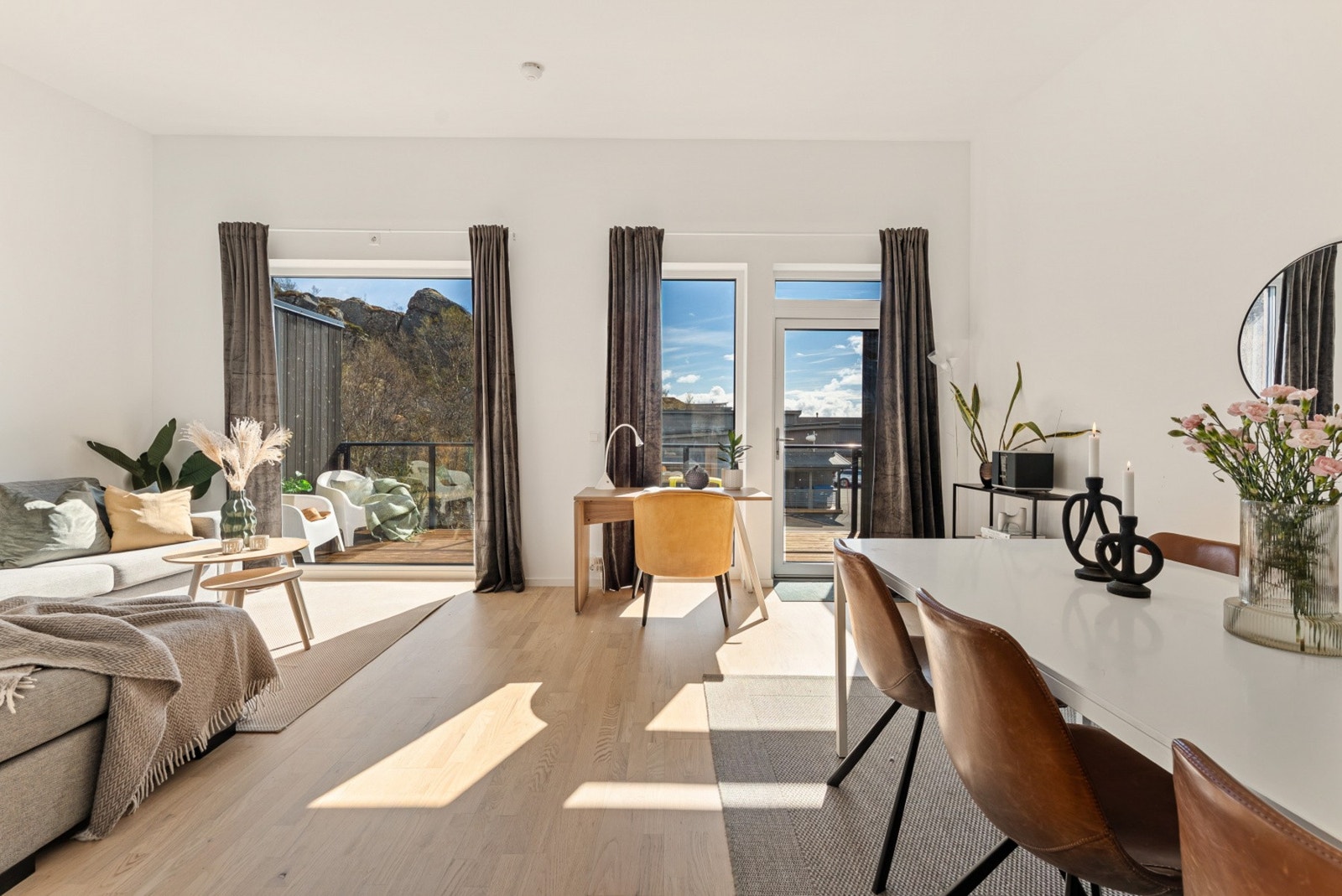 Dette moderne og stilrene rekkehuset fra 2020 i Urstabben 3 presenterer en gjennomtenkt og familievennlig planløsning over to etasjer. Galleribilde