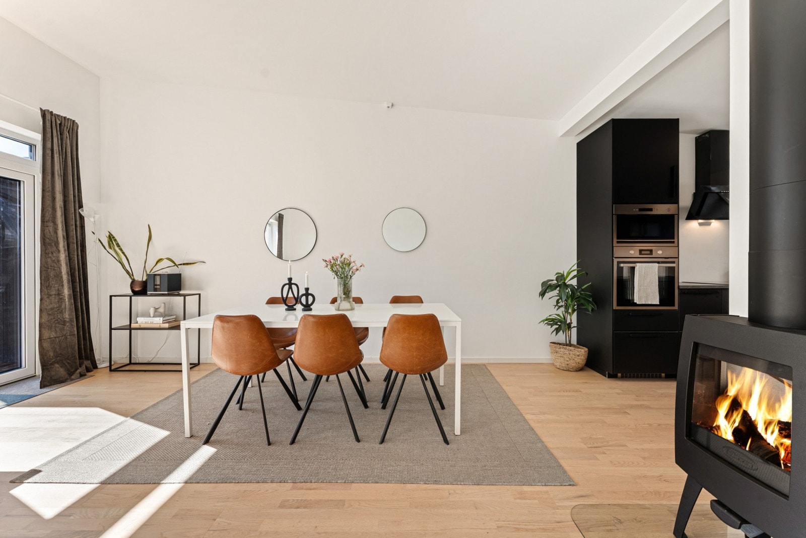 Et sentralt element i stuen er den moderne vedovnen, som gir en jevn og behagelig varme på kjølige kvelder Galleribilde