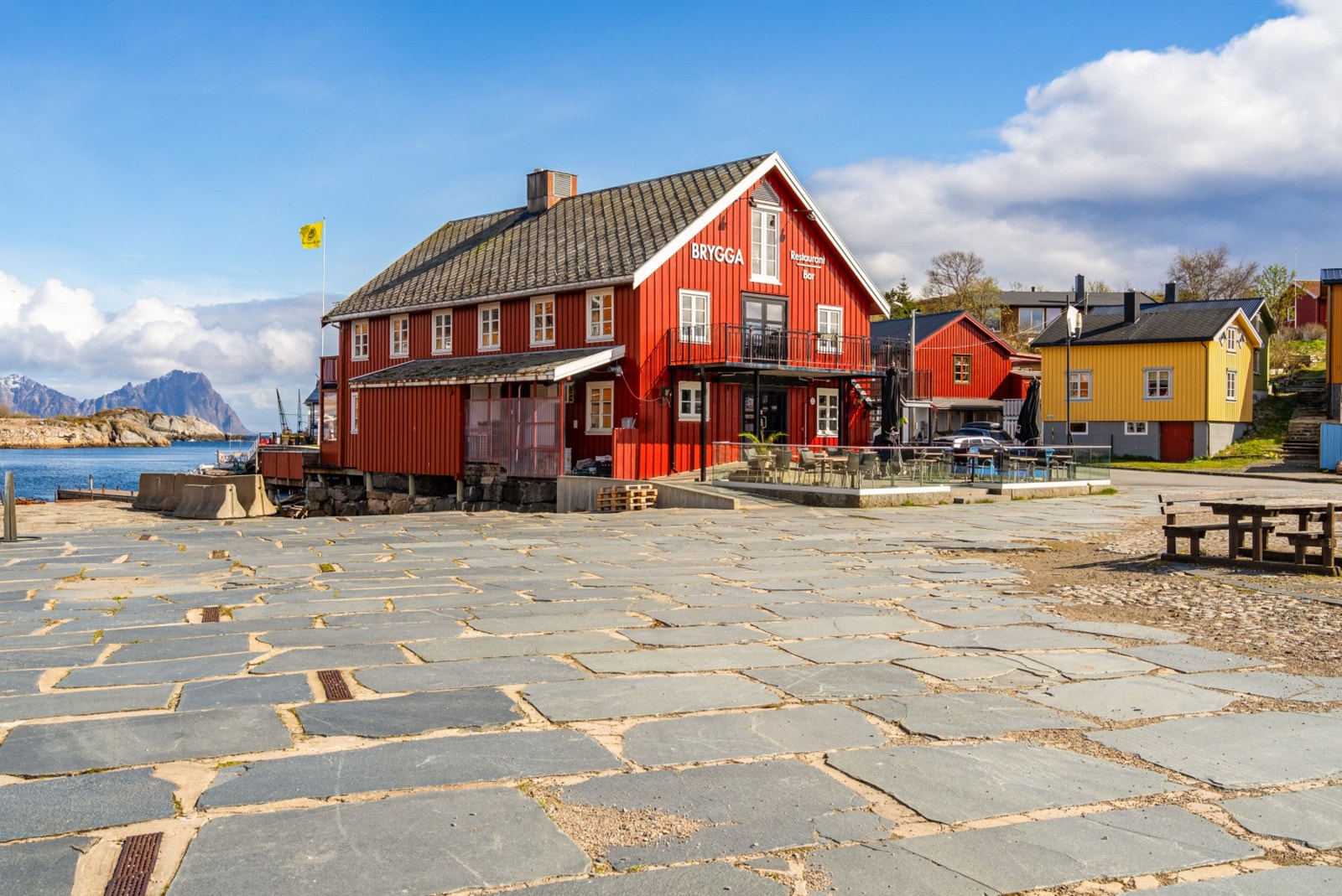 Ønsker man et bredere utvalg av butikker og servicetilbud, er det kun en kort kjøretur til Svolvær sentrum, som er regionens handelssentrum med kjøpesenter, restauranter, kafeer og kulturtilbud. Galleribilde