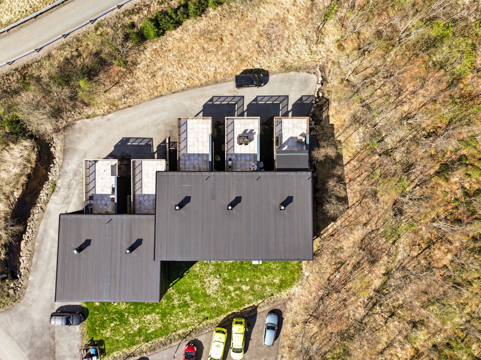 Nærmeste skole er Kabelvåg skole (1-10 trinn), som ligger ca. 2,6 km unna. Galleribilde