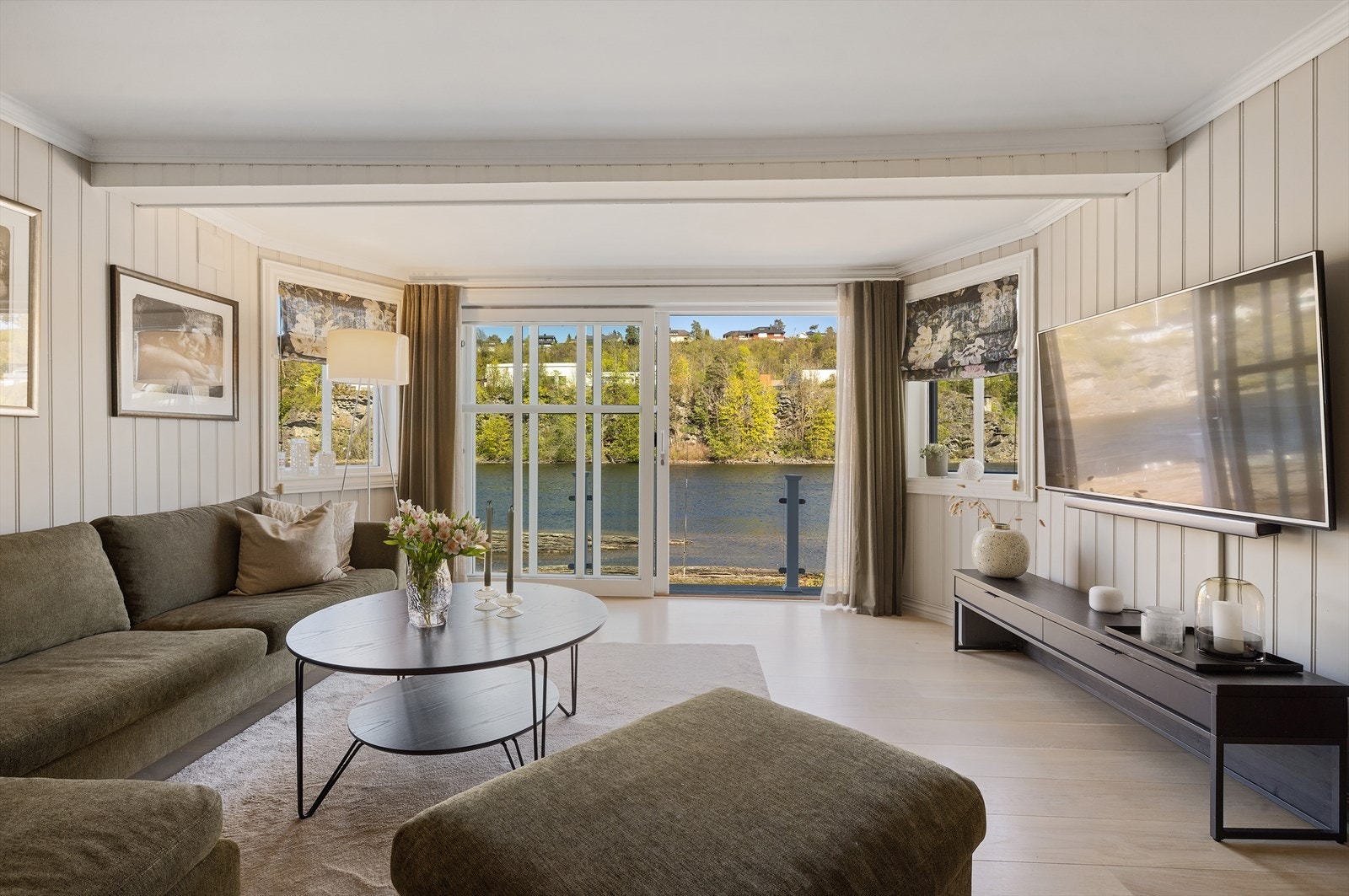 Stue med god plass til sofagruppe Galleribilde
